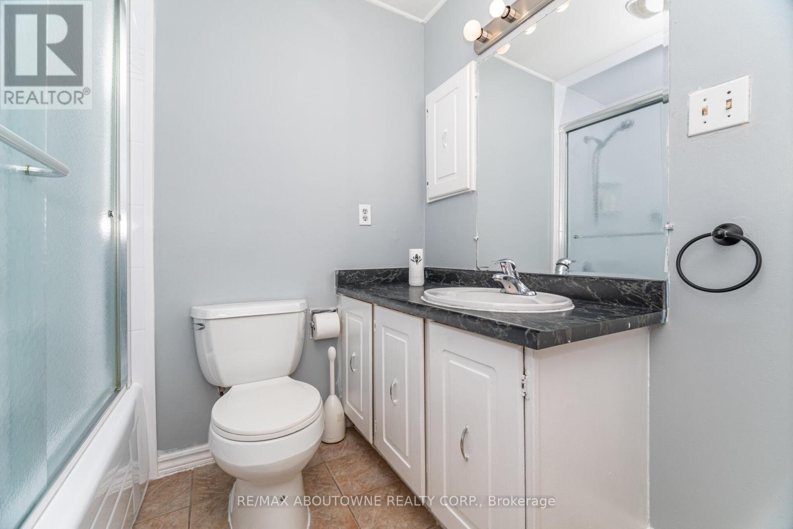 106 - 2779 Gananoque Drive, Mississauga, ON - Indoor Photo Showing Bathroom