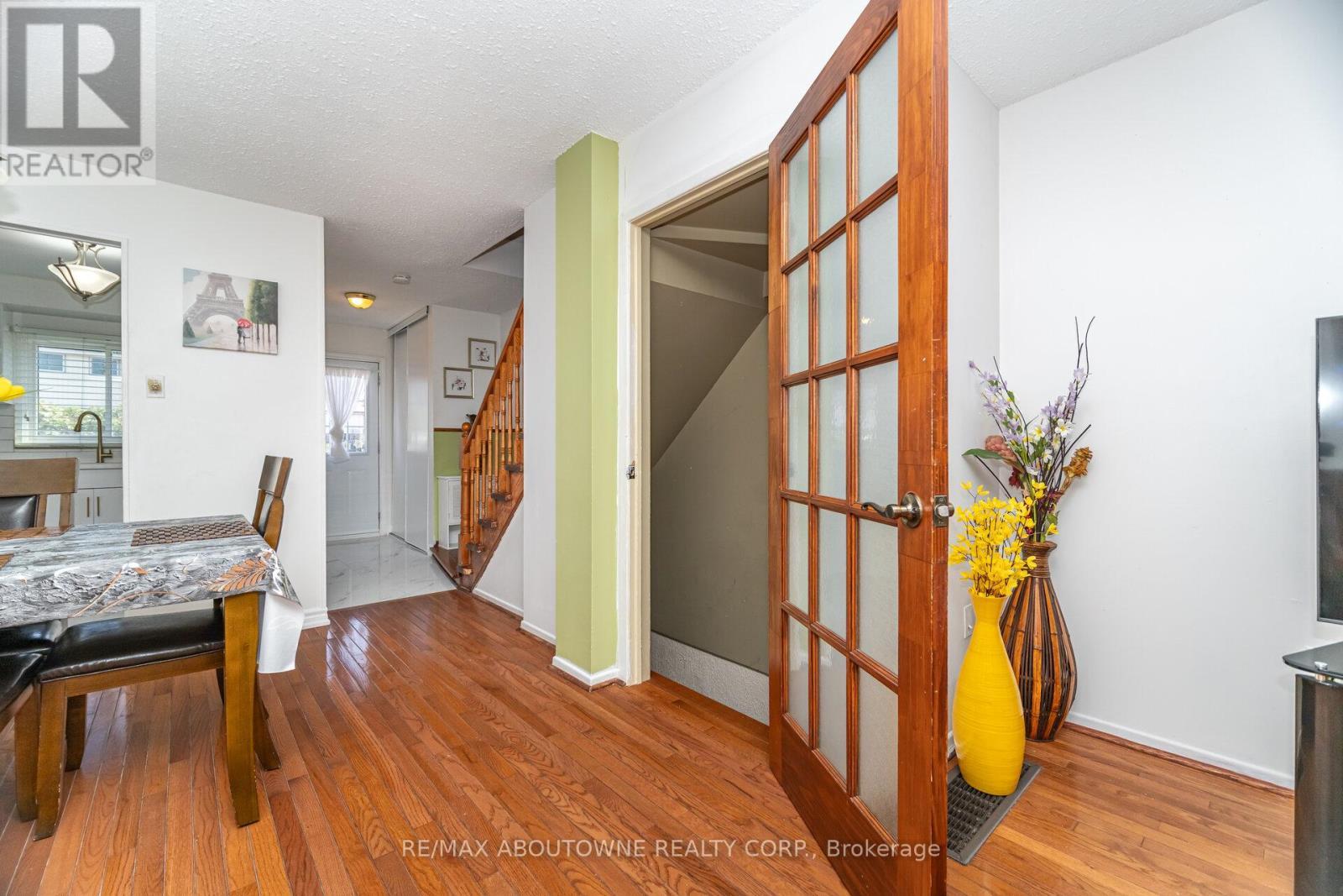 106 - 2779 Gananoque Drive, Mississauga, ON - Indoor Photo Showing Dining Room