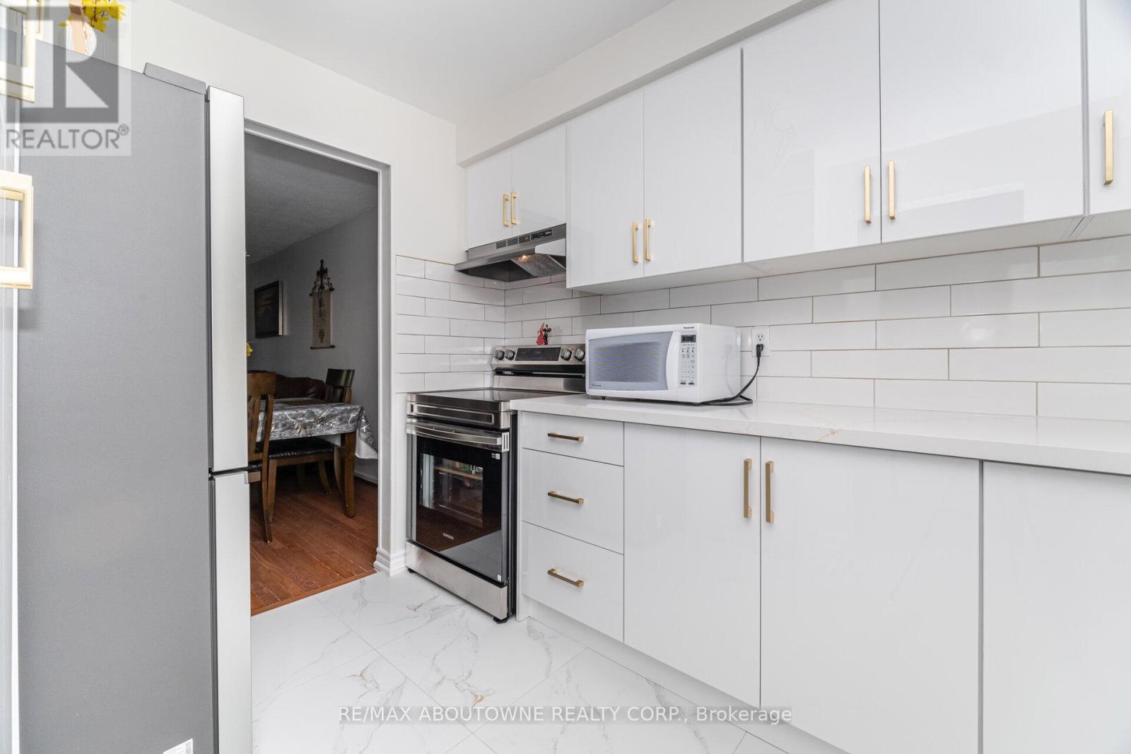 106 - 2779 Gananoque Drive, Mississauga, ON - Indoor Photo Showing Kitchen