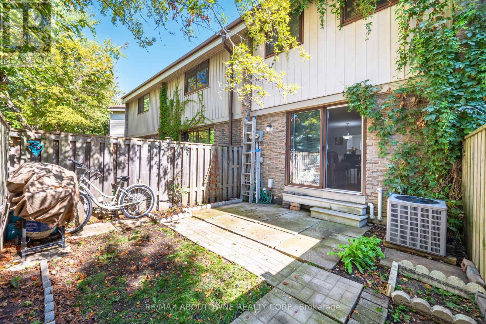 106 - 2779 Gananoque Drive, Mississauga, ON - Outdoor