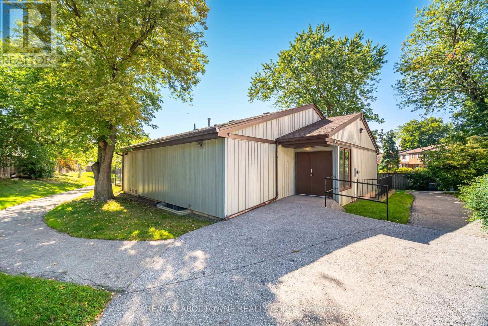 106 - 2779 Gananoque Drive, Mississauga, ON - Outdoor