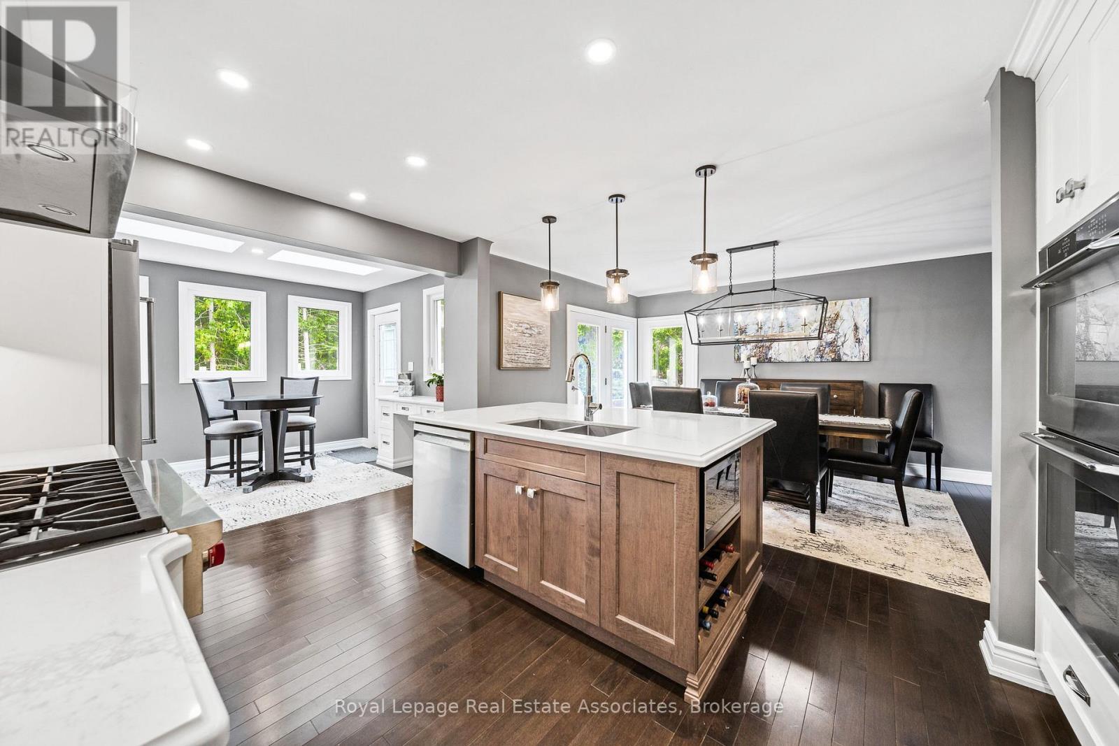96 Delrex Boulevard, Halton Hills, ON - Indoor Photo Showing Kitchen With Double Sink With Upgraded Kitchen
