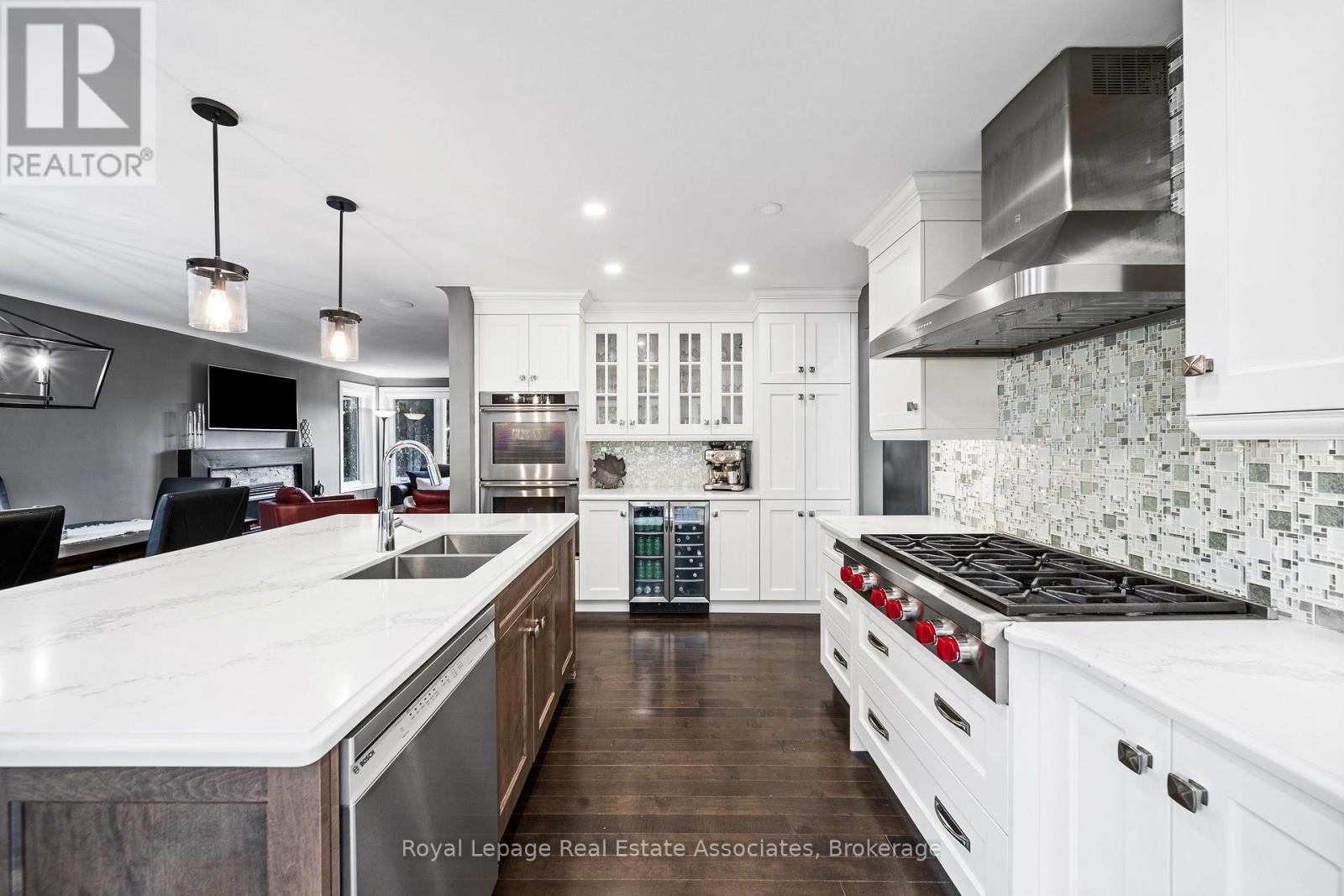 96 Delrex Boulevard, Halton Hills, ON - Indoor Photo Showing Kitchen With Double Sink With Upgraded Kitchen
