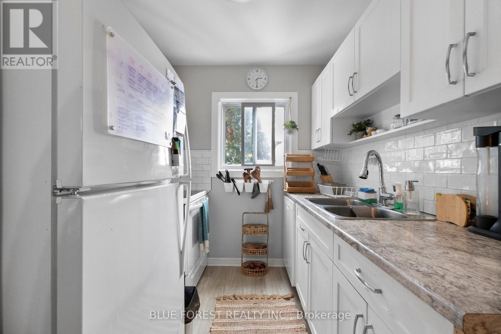 18 - 166 Southdale Road W, London South (South O), ON - Indoor Photo Showing Kitchen With Double Sink