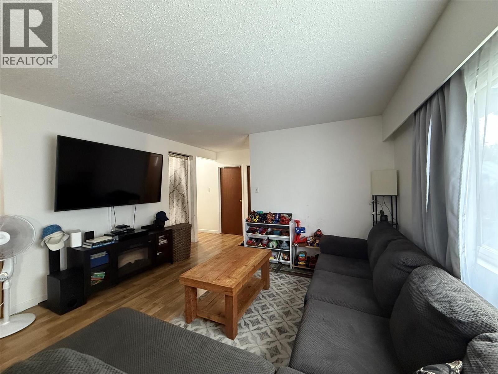 455 Richards Street W, Nelson, BC - Indoor Photo Showing Living Room