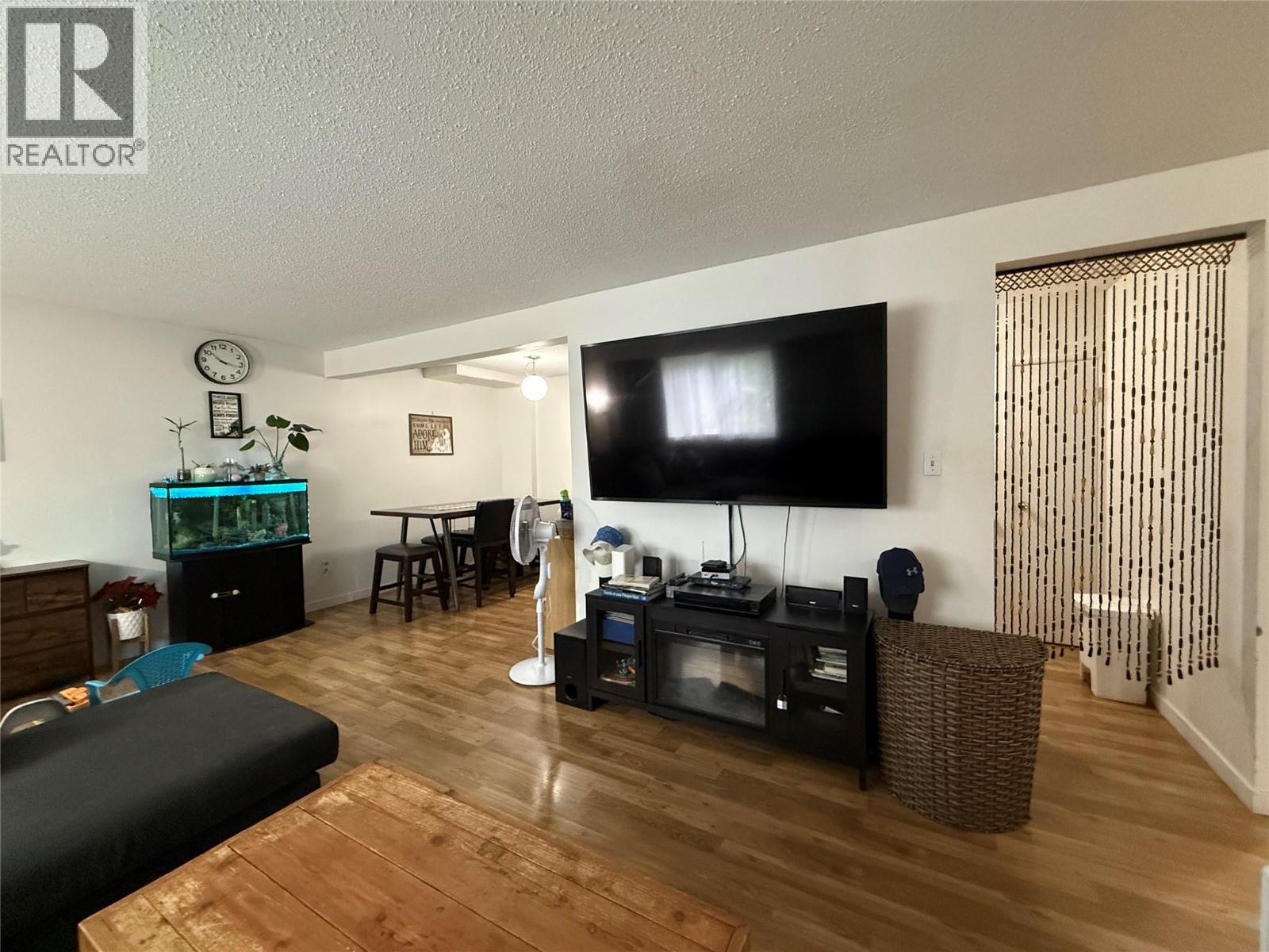 455 Richards Street W, Nelson, BC - Indoor Photo Showing Living Room