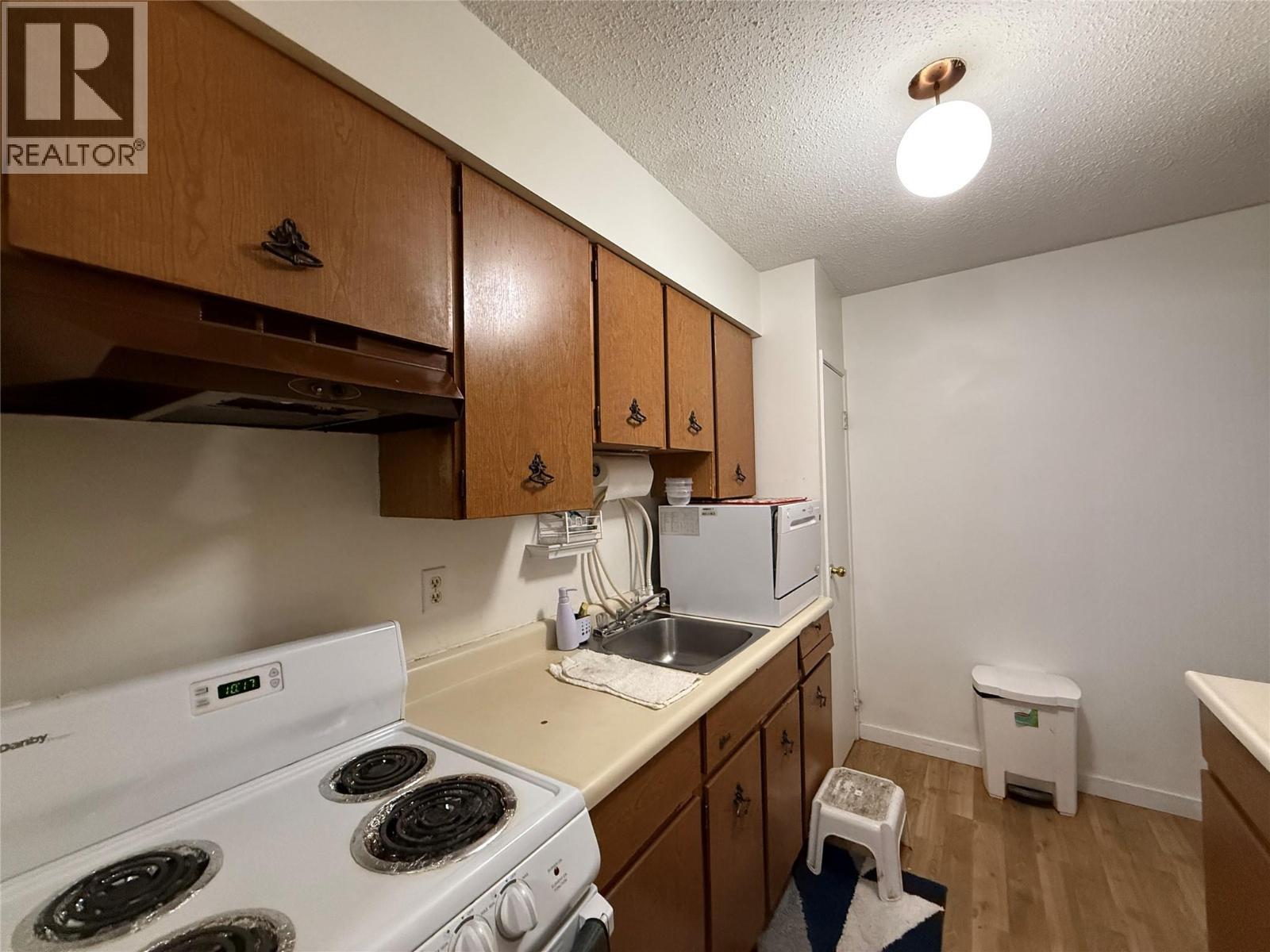455 Richards Street W, Nelson, BC - Indoor Photo Showing Kitchen