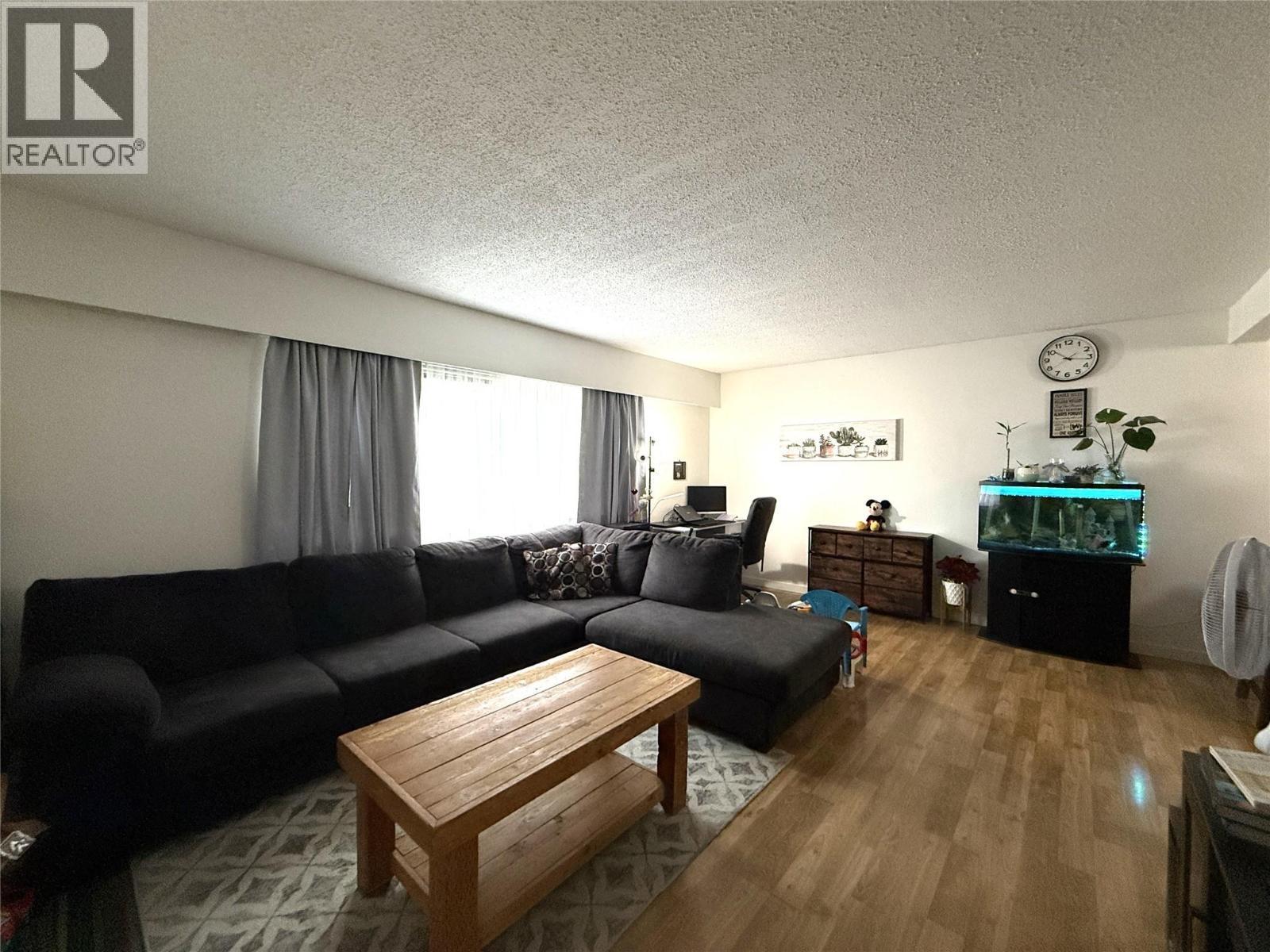 455 Richards Street W, Nelson, BC - Indoor Photo Showing Living Room