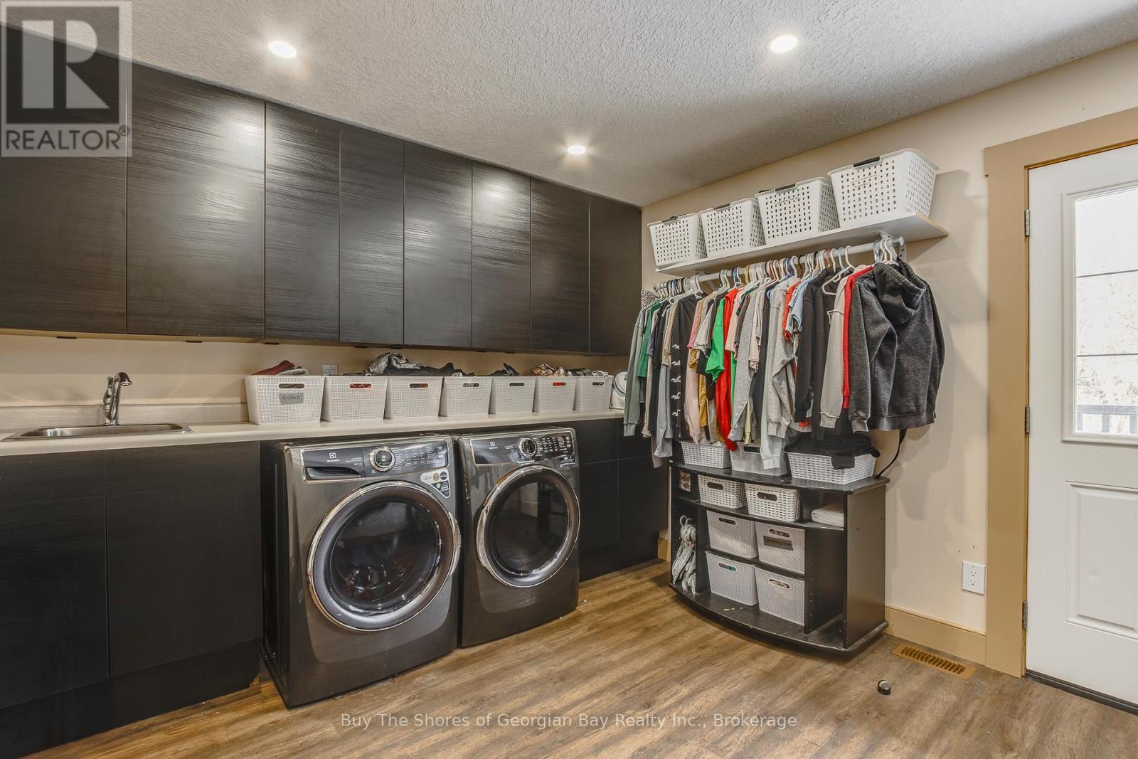 399 Dawson'S Side Road, Tiny, ON - Indoor Photo Showing Laundry Room