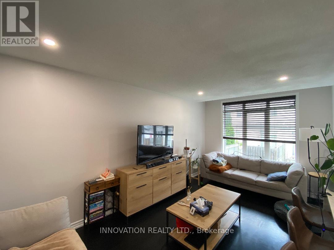 16 Santa Cruz Private, Ottawa, ON - Indoor Photo Showing Living Room
