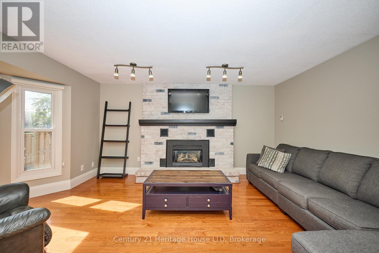 57 Keefer Road, Thorold (Confederation Heights), ON - Indoor Photo Showing Living Room With Fireplace
