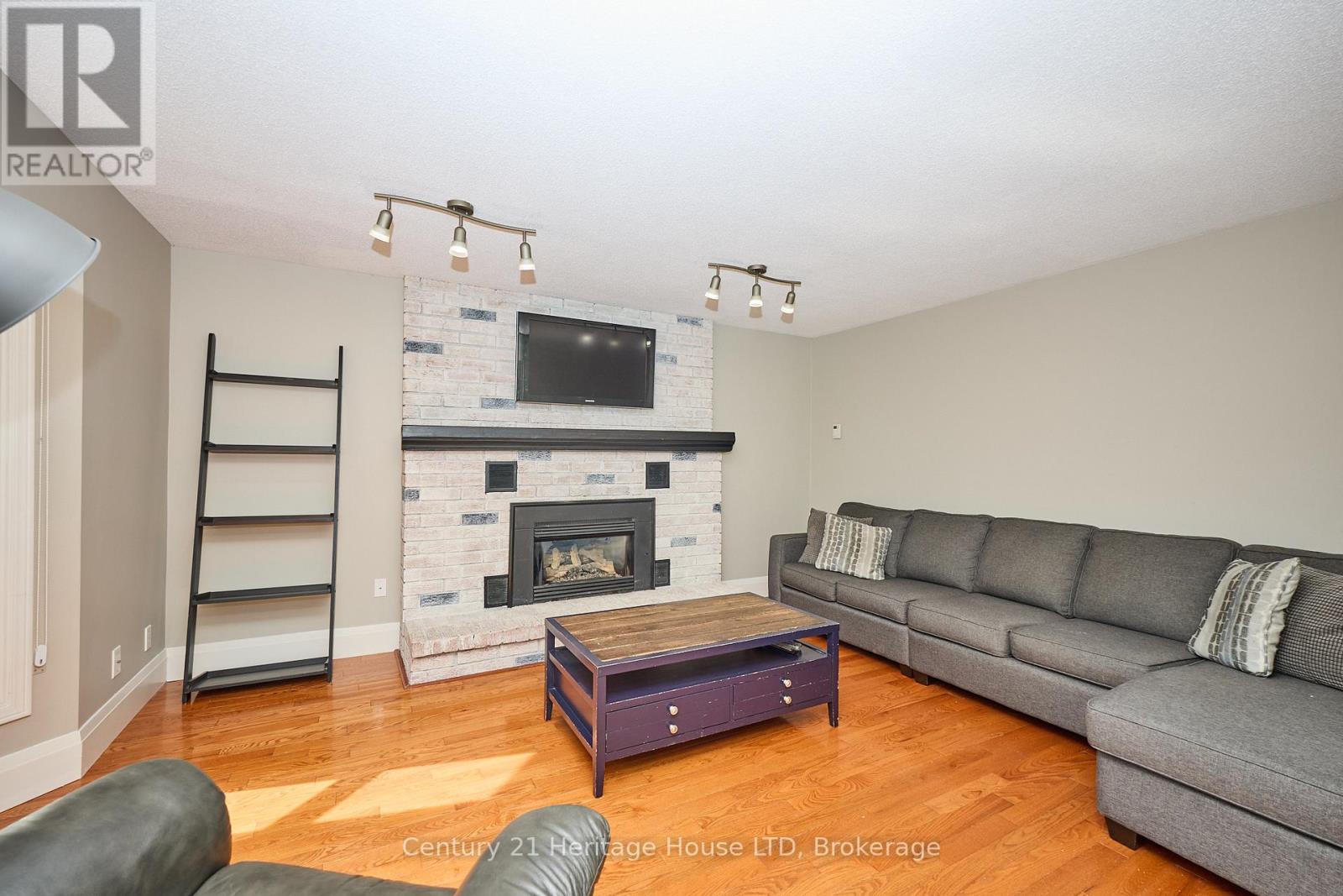 57 Keefer Road, Thorold (Confederation Heights), ON - Indoor Photo Showing Living Room With Fireplace