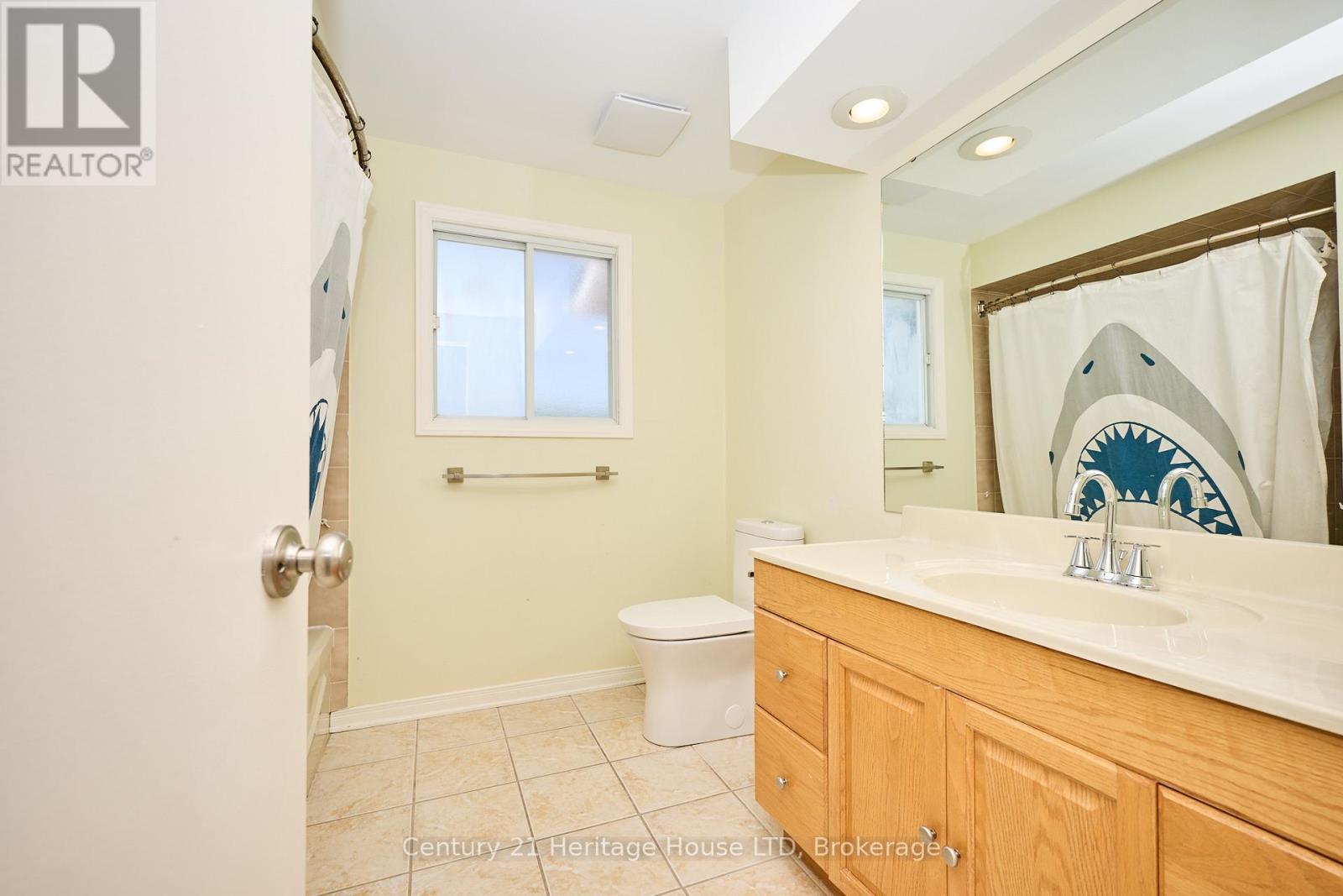 57 Keefer Road, Thorold (Confederation Heights), ON - Indoor Photo Showing Bathroom