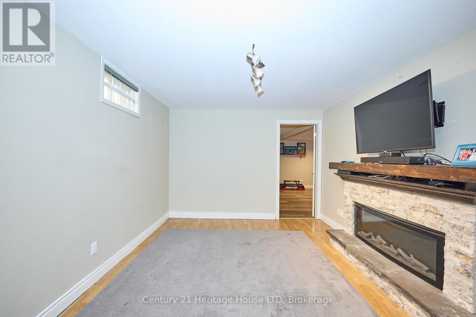 57 Keefer Road, Thorold (Confederation Heights), ON - Indoor With Fireplace