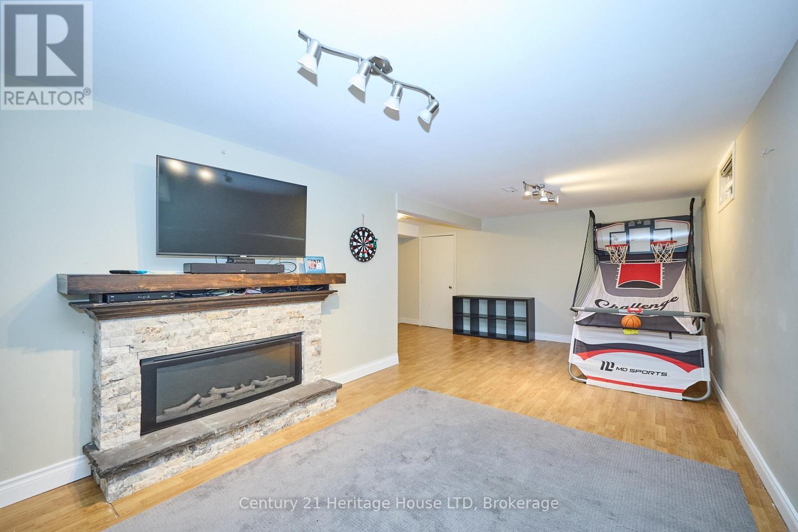57 Keefer Road, Thorold (Confederation Heights), ON - Indoor Photo Showing Living Room With Fireplace