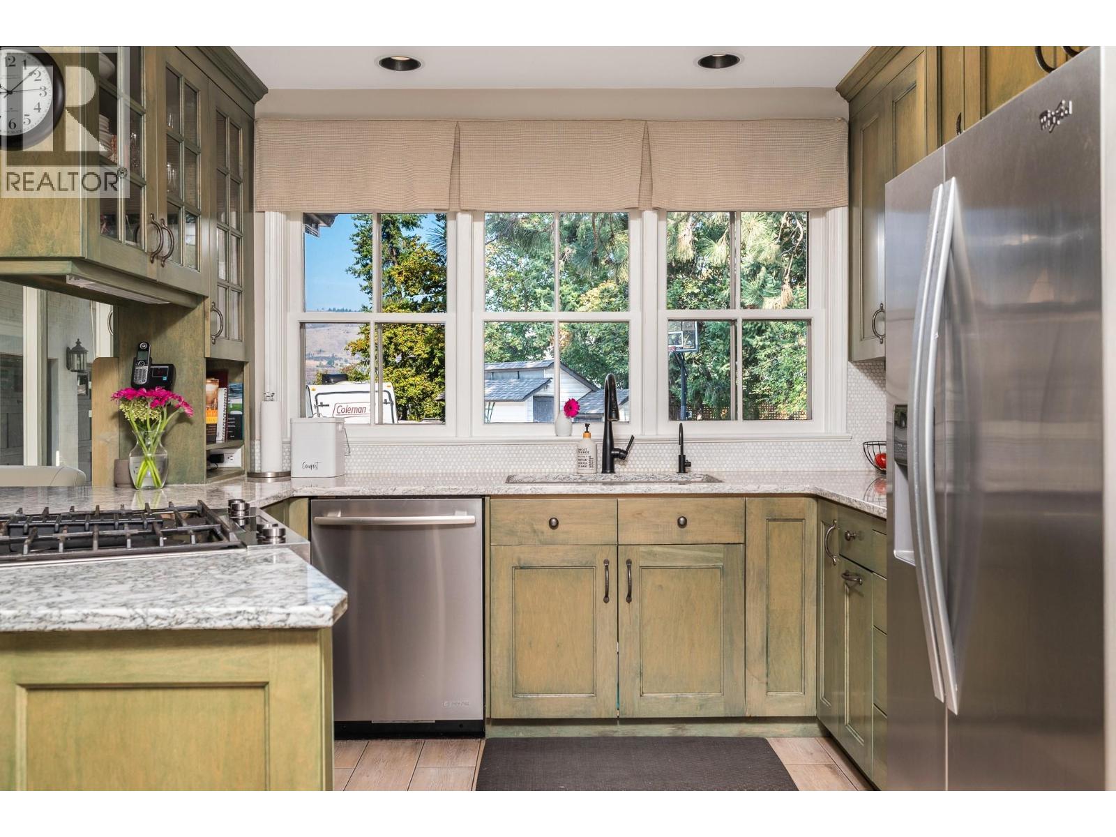 2202 26 Street, Vernon, BC - Indoor Photo Showing Kitchen