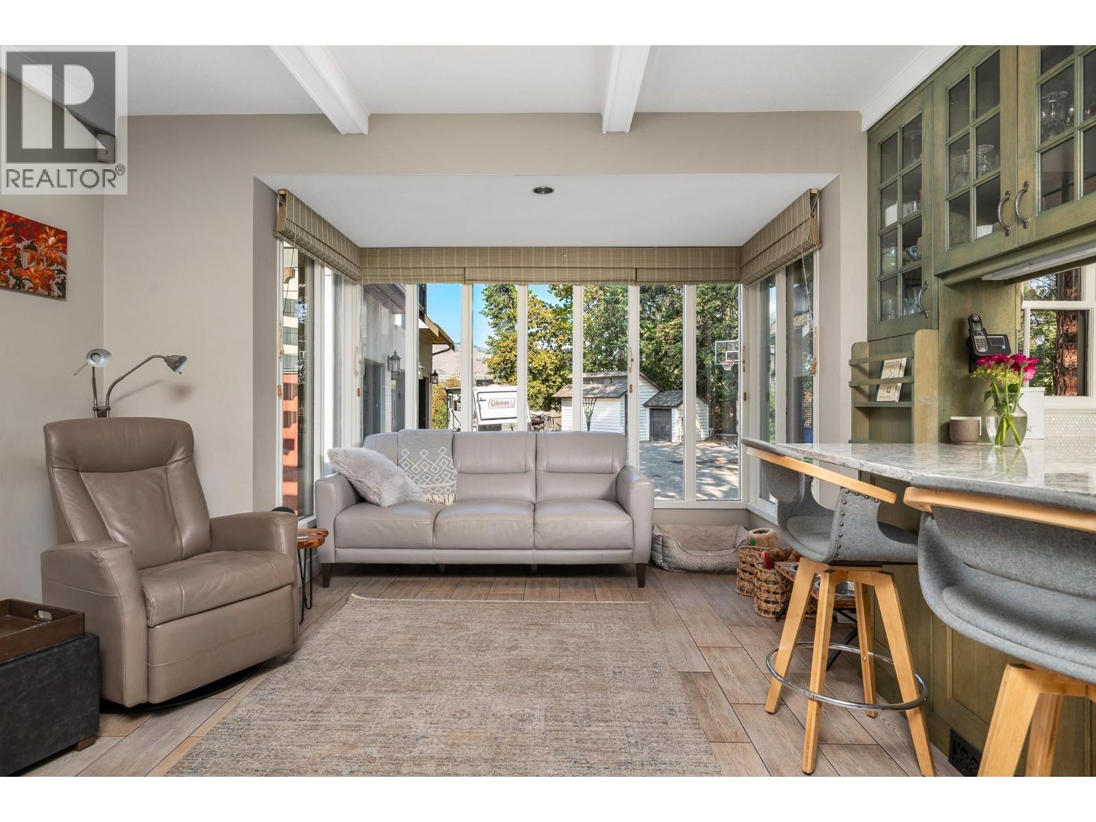 2202 26 Street, Vernon, BC - Indoor Photo Showing Living Room