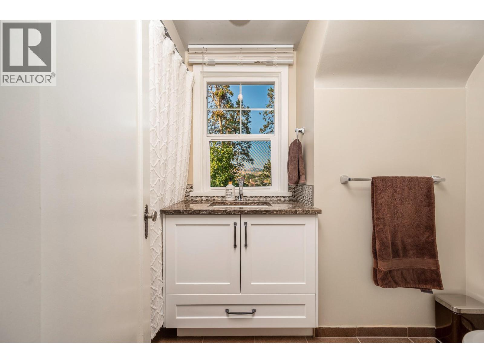 2202 26 Street, Vernon, BC - Indoor Photo Showing Bathroom