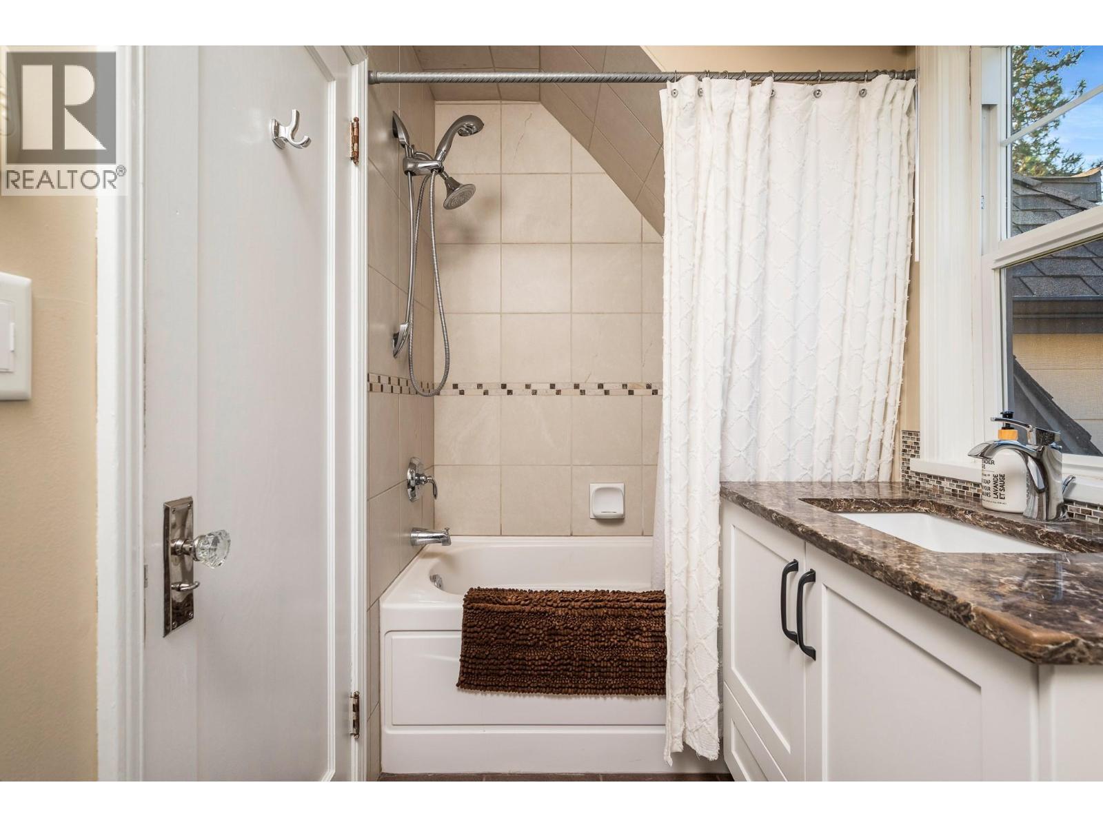 2202 26 Street, Vernon, BC - Indoor Photo Showing Bathroom