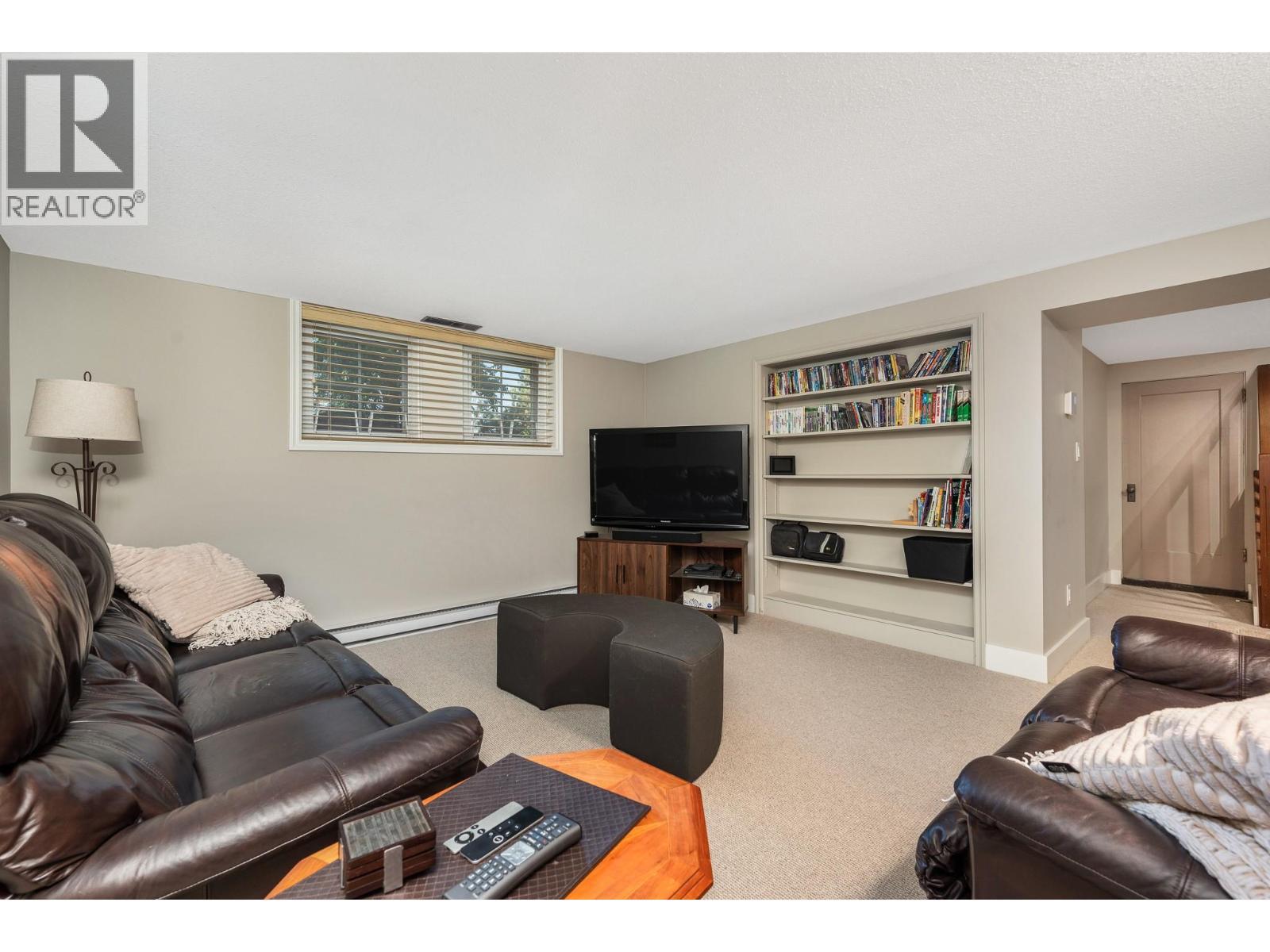 2202 26 Street, Vernon, BC - Indoor Photo Showing Living Room