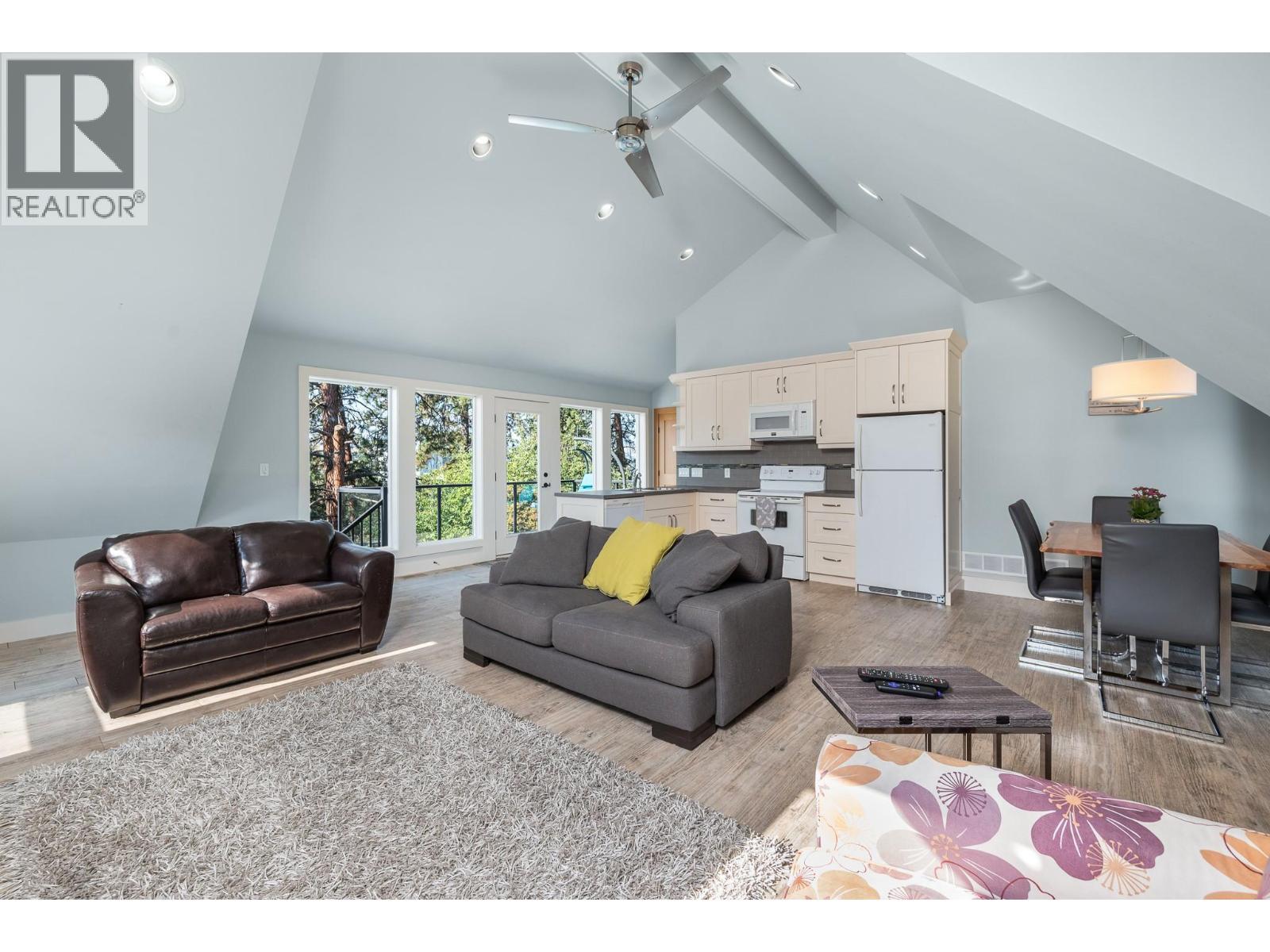 2202 26 Street, Vernon, BC - Indoor Photo Showing Living Room