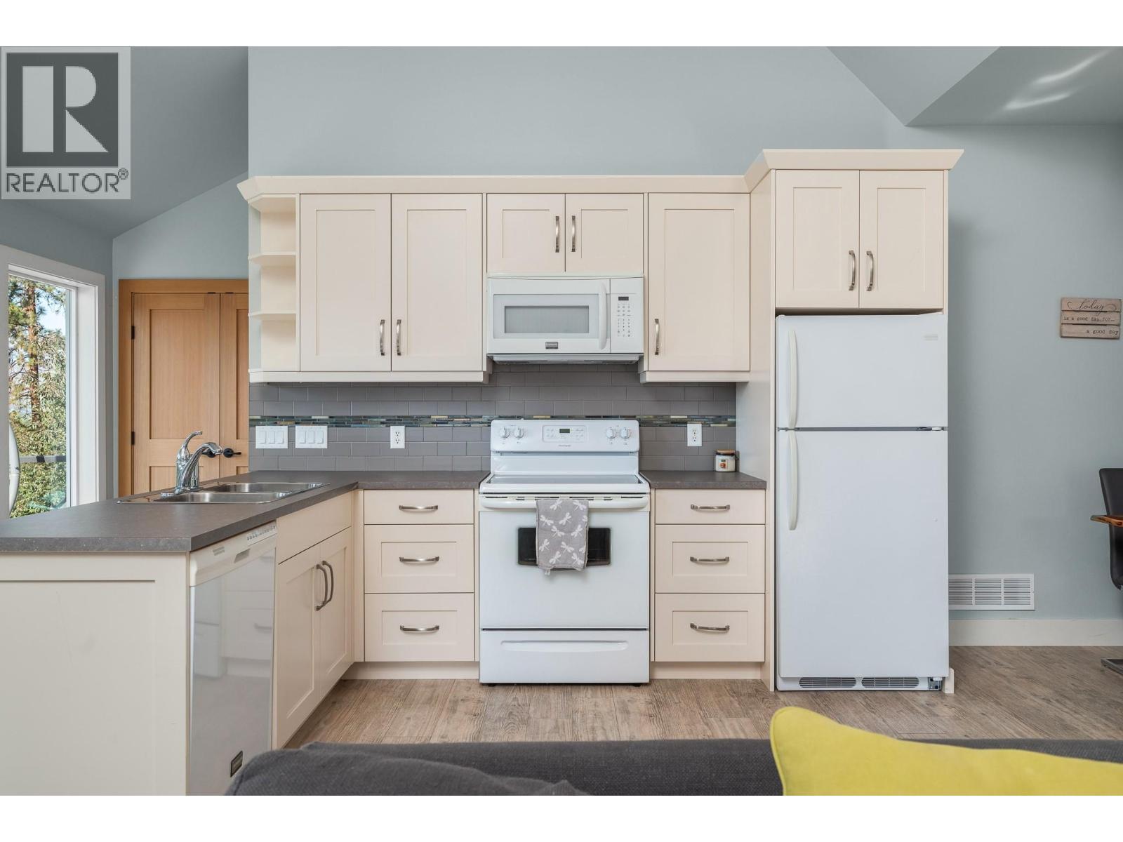 2202 26 Street, Vernon, BC - Indoor Photo Showing Kitchen