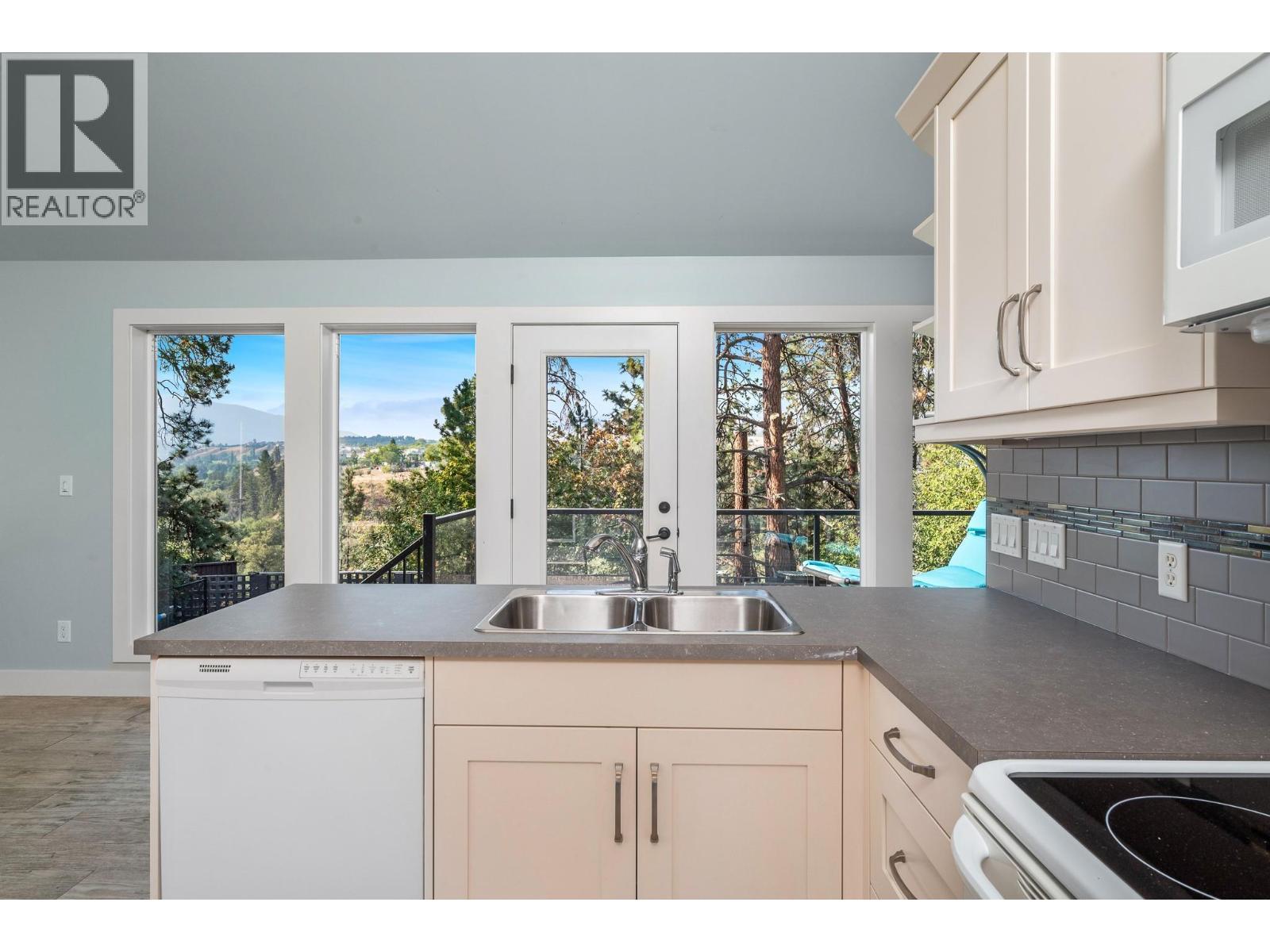 2202 26 Street, Vernon, BC - Indoor Photo Showing Kitchen With Double Sink