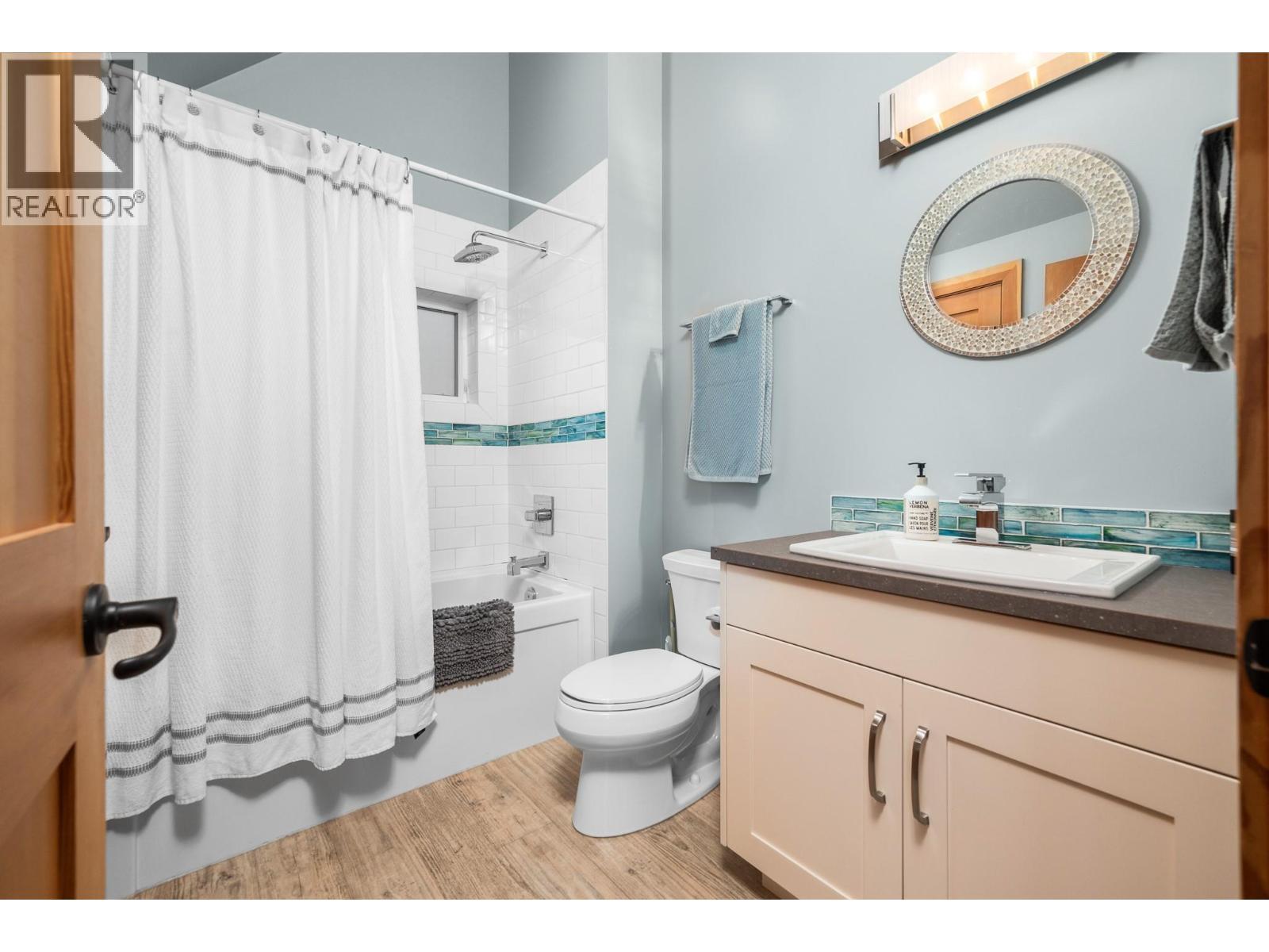 2202 26 Street, Vernon, BC - Indoor Photo Showing Bathroom