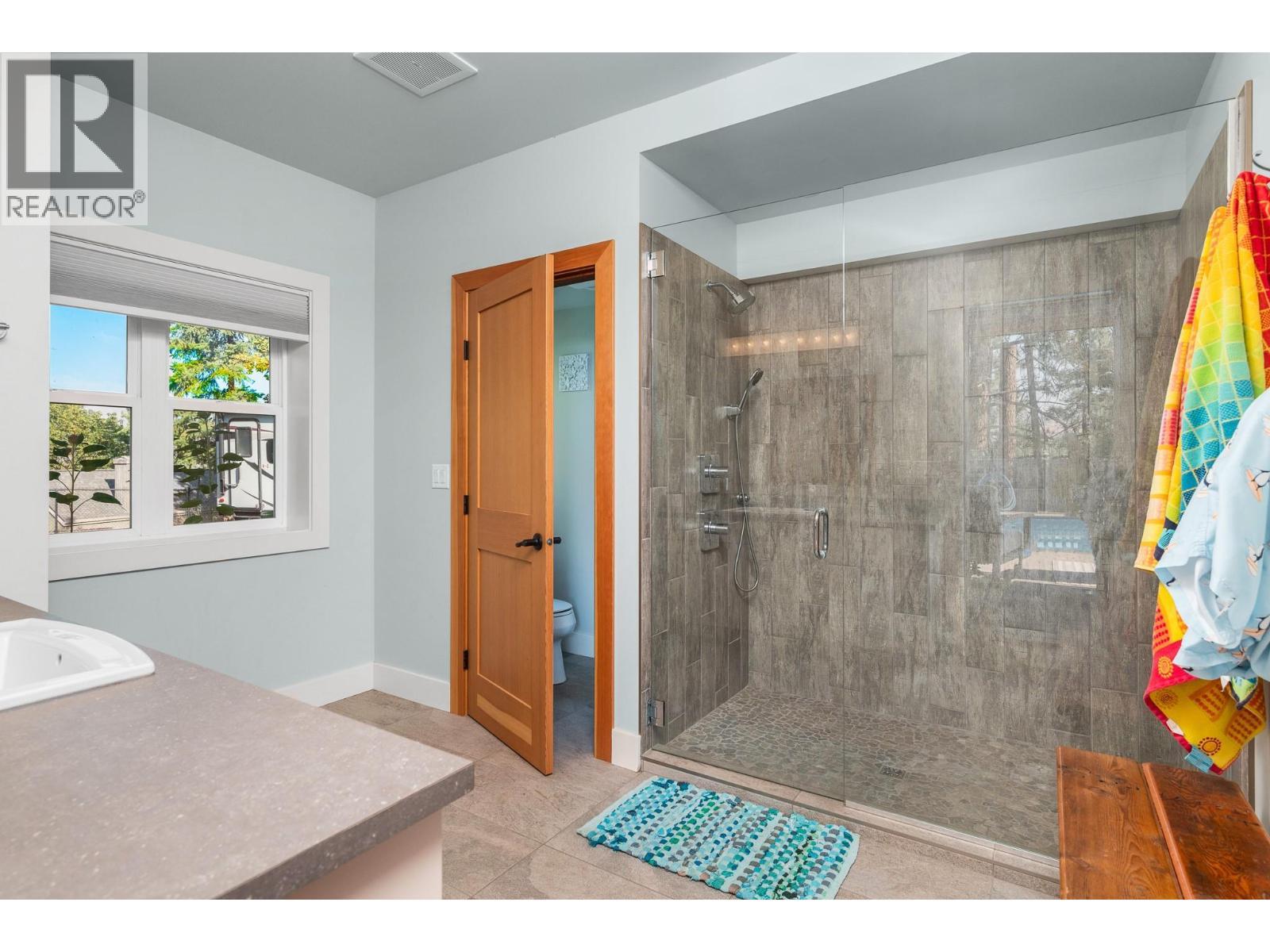 2202 26 Street, Vernon, BC - Indoor Photo Showing Bathroom