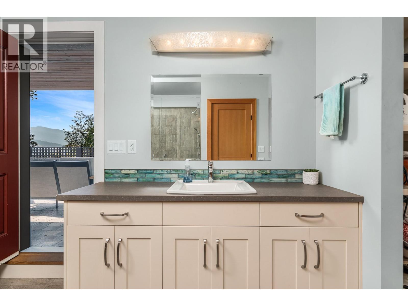 2202 26 Street, Vernon, BC - Indoor Photo Showing Bathroom