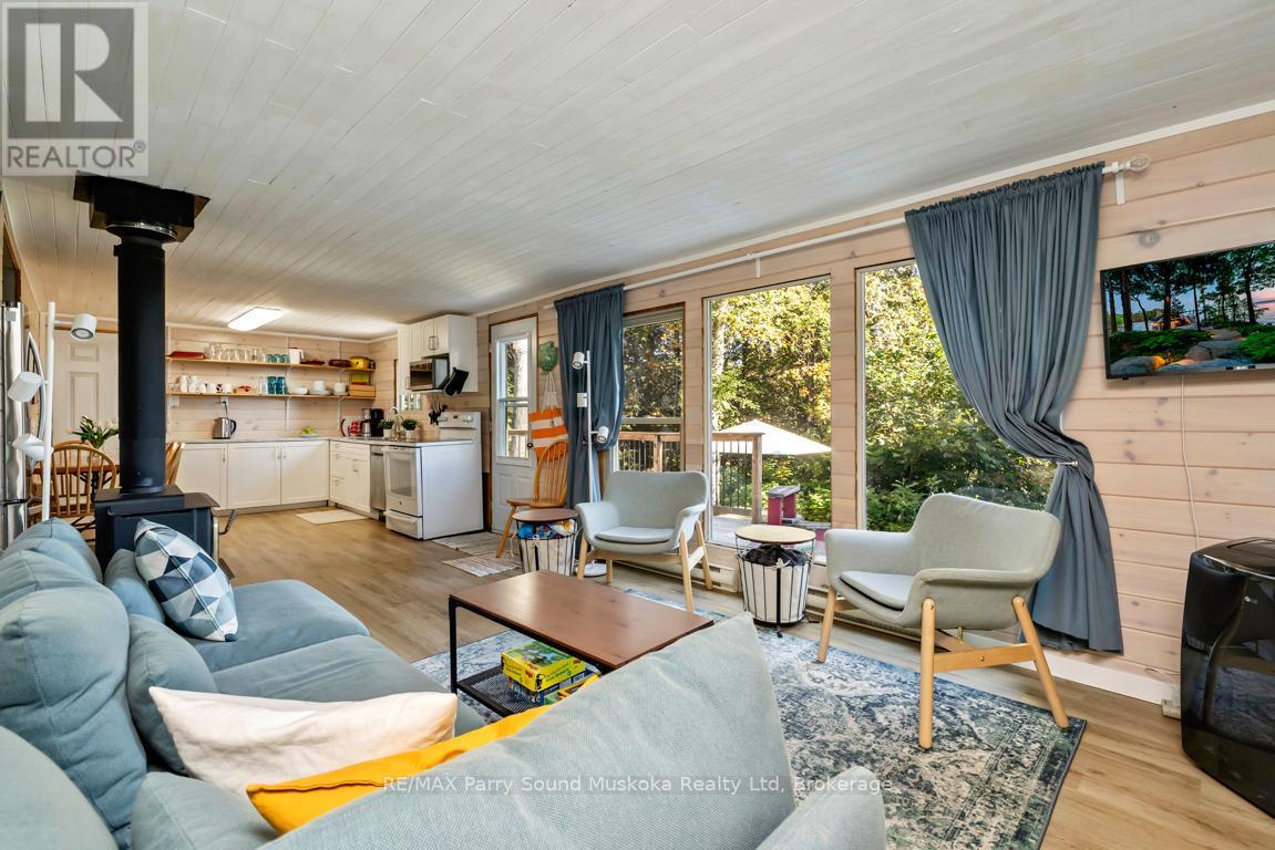Living room - 78 Captain Estates Road, Whitestone (Hagerman), ON - Indoor Photo Showing Living Room