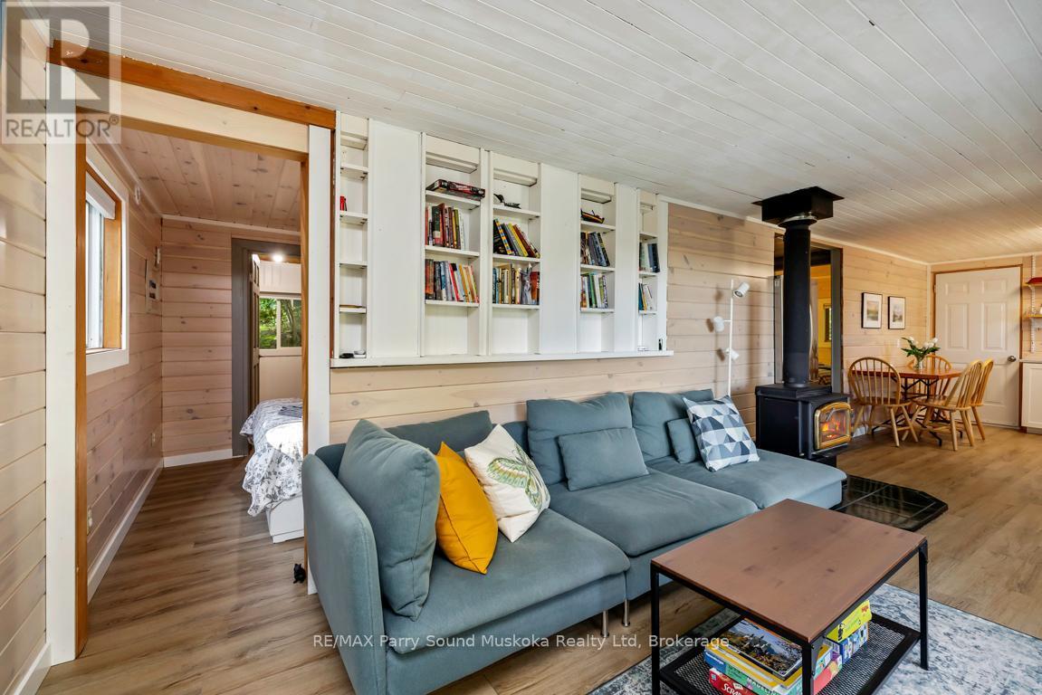 78 Captain Estates Road, Whitestone (Hagerman), ON - Indoor Photo Showing Living Room