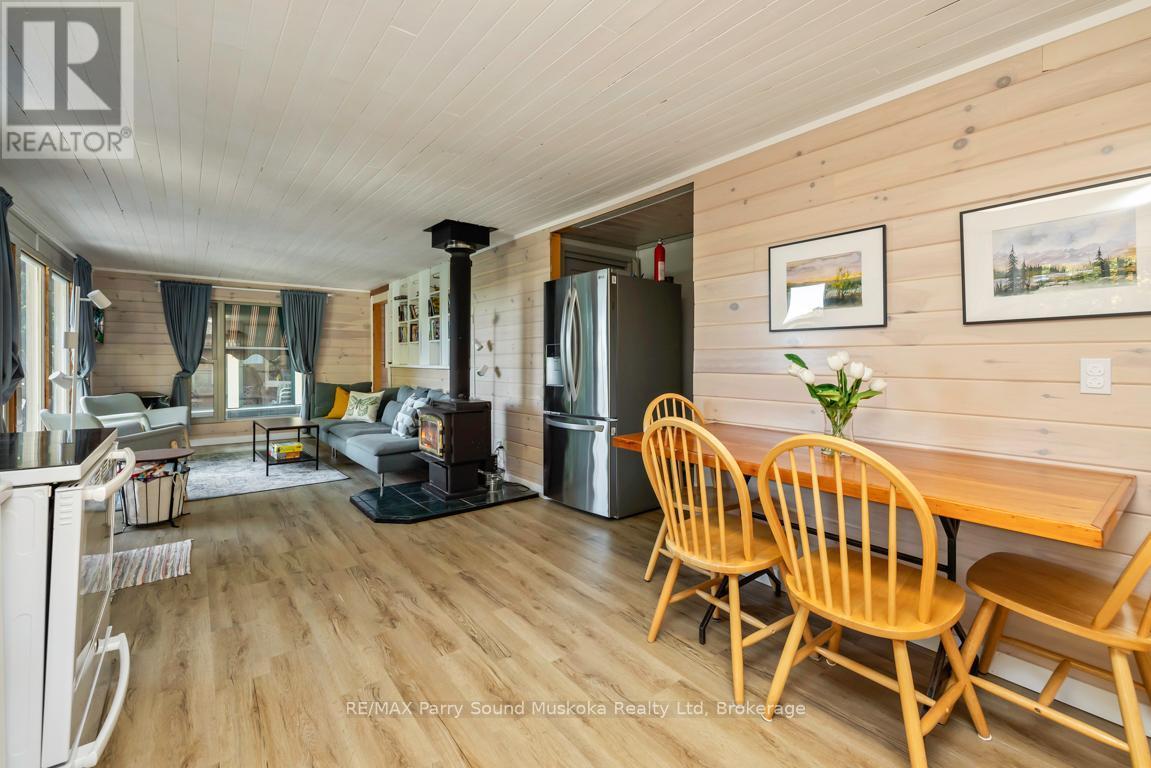 78 Captain Estates Road, Whitestone (Hagerman), ON - Indoor Photo Showing Dining Room