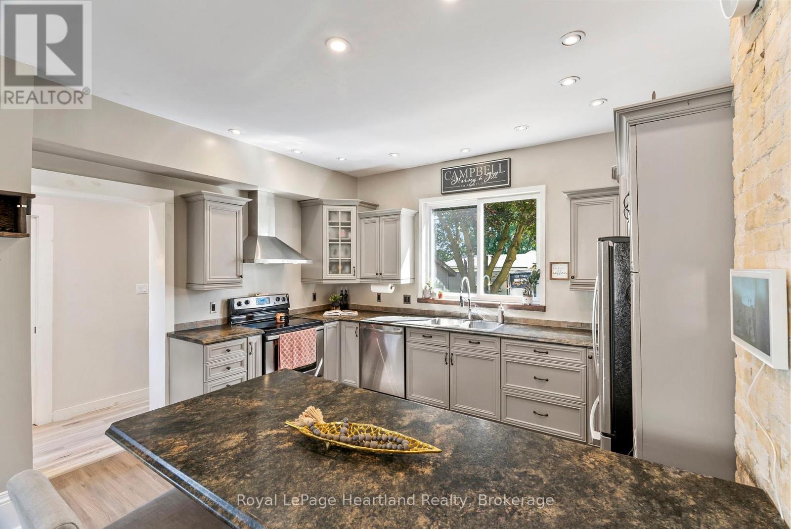 555 Raglan Street, Minto, ON - Indoor Photo Showing Kitchen