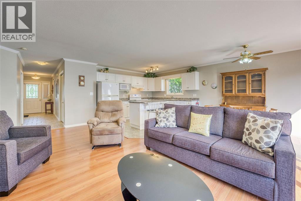 5700 Blackwell Sideroad Unit# 328, Sarnia, ON - Indoor Photo Showing Living Room