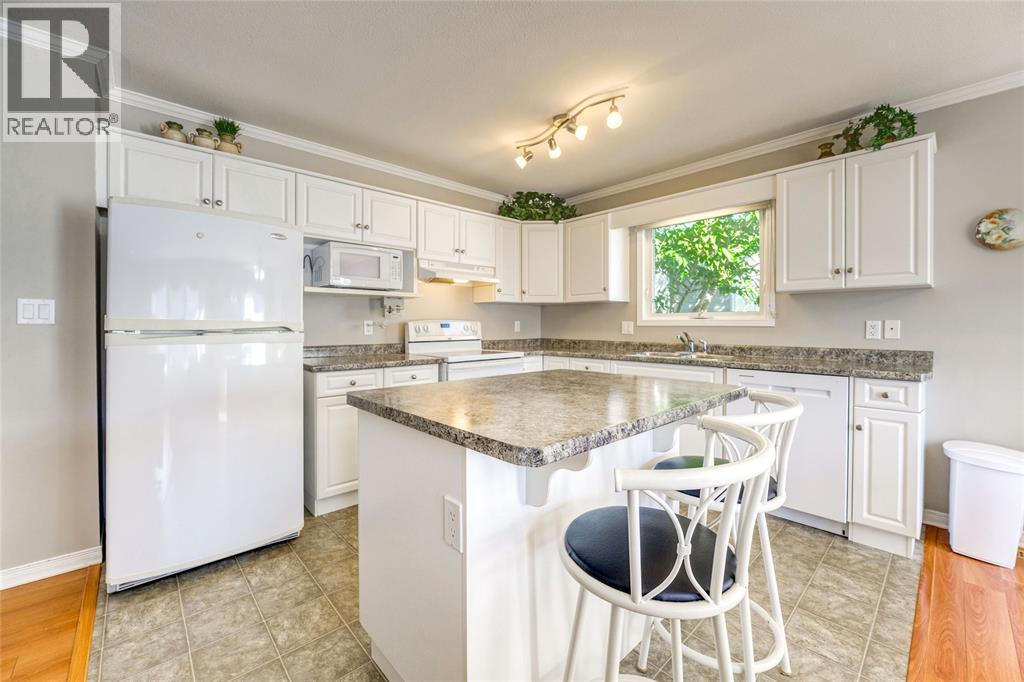 5700 Blackwell Sideroad Unit# 328, Sarnia, ON - Indoor Photo Showing Kitchen