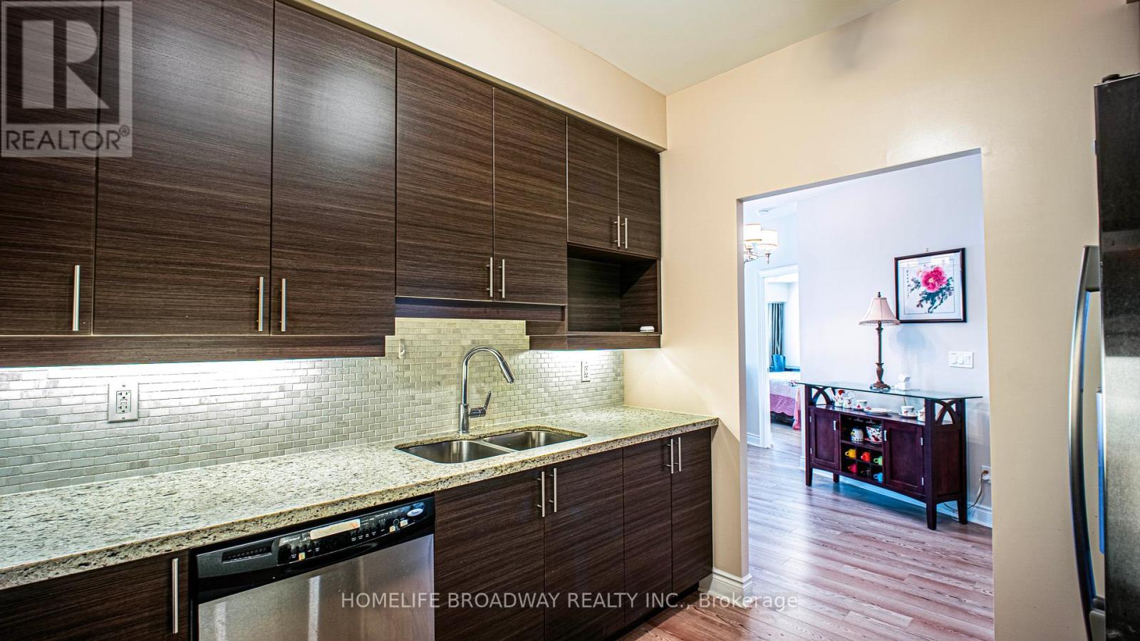 Kitchen - 263 - 23 Cox Boulevard, Markham, ON - Indoor Photo Showing Kitchen With Double Sink With Upgraded Kitchen