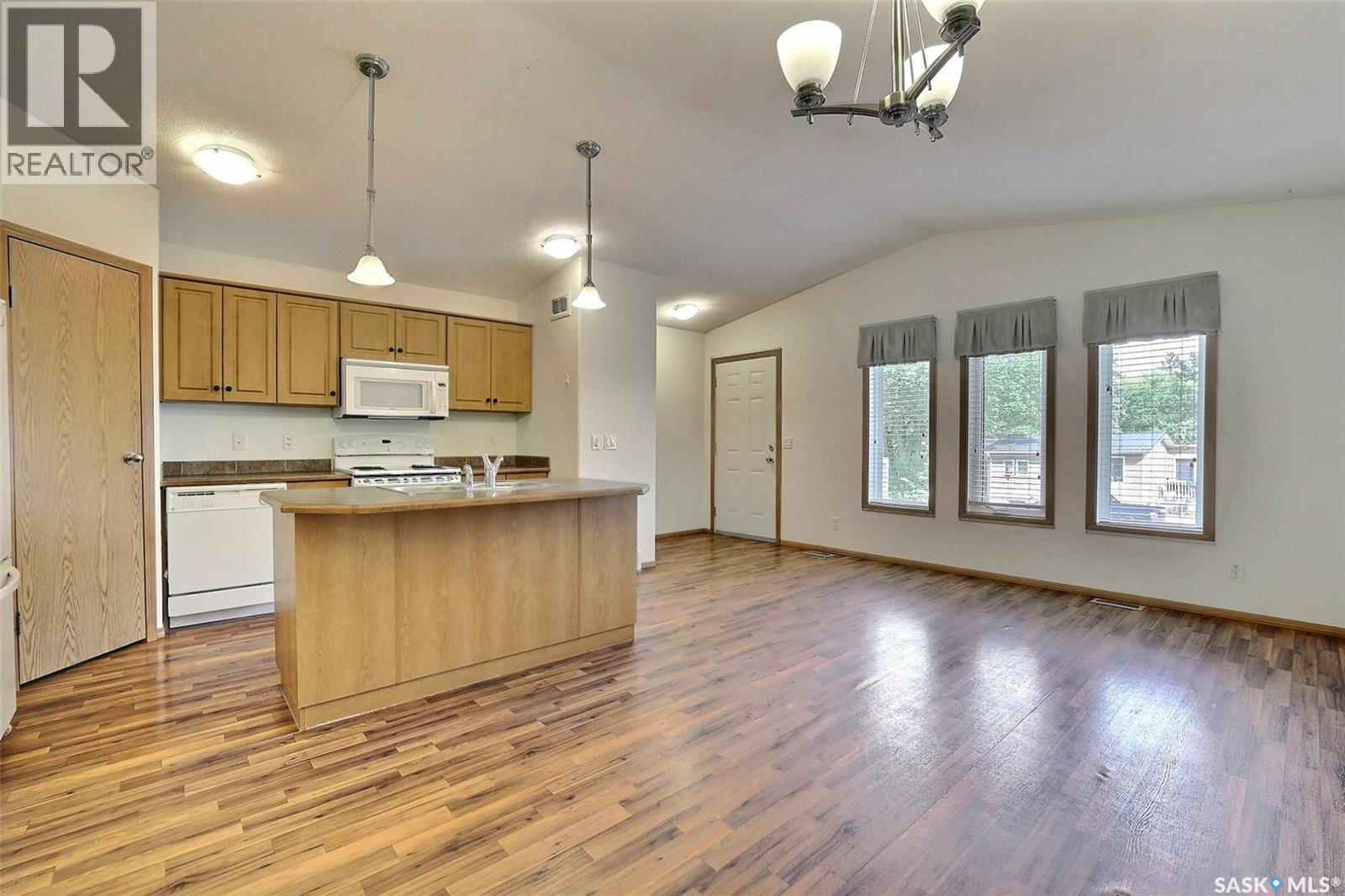 348 Robinson Street, Regina, SK - Indoor Photo Showing Kitchen