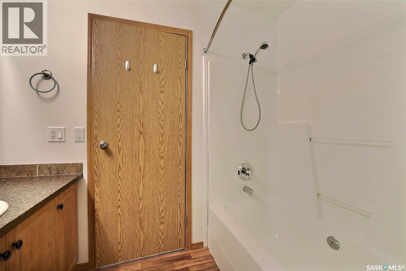 348 Robinson Street, Regina, SK - Indoor Photo Showing Bathroom