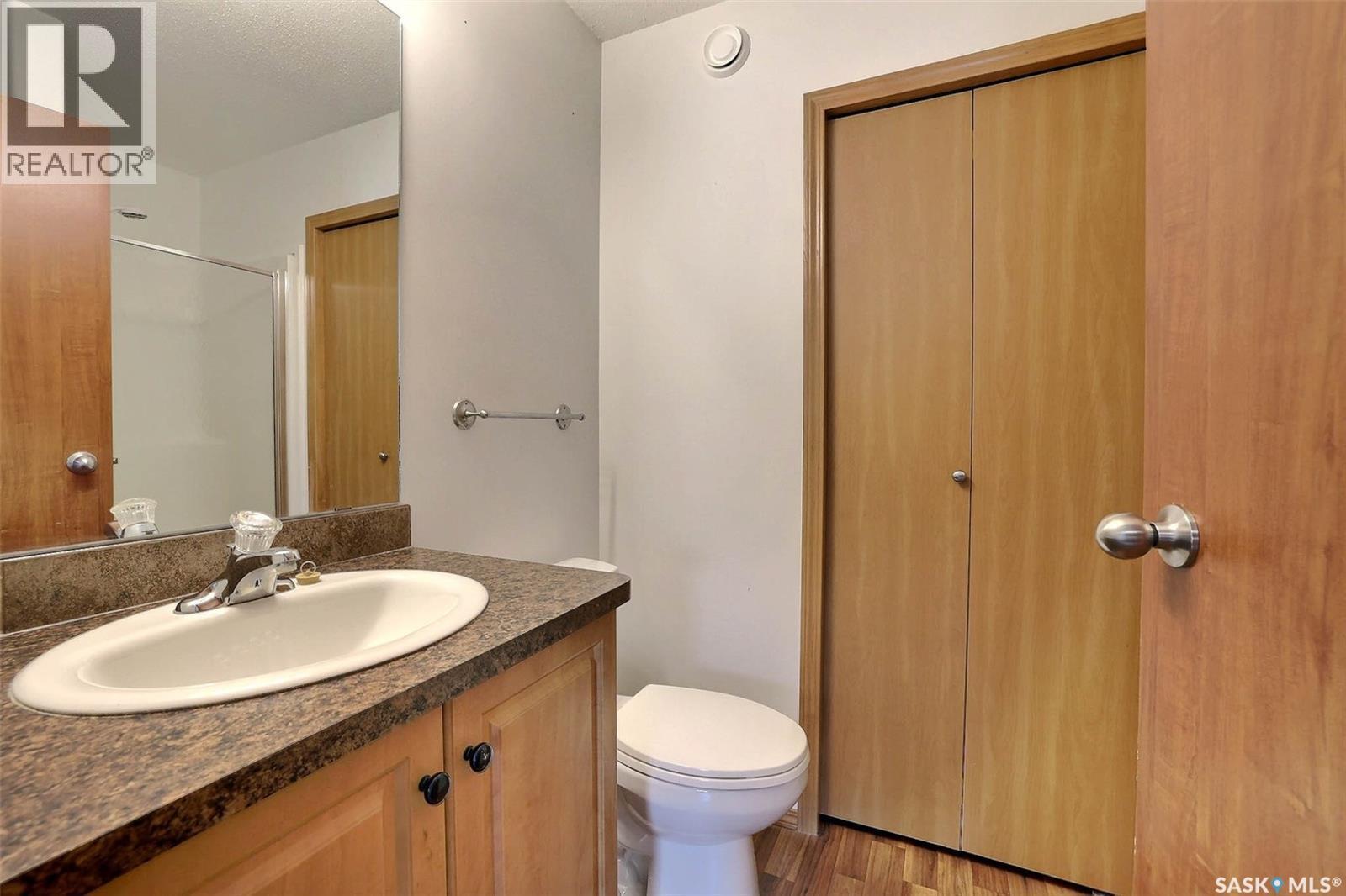 348 Robinson Street, Regina, SK - Indoor Photo Showing Bathroom