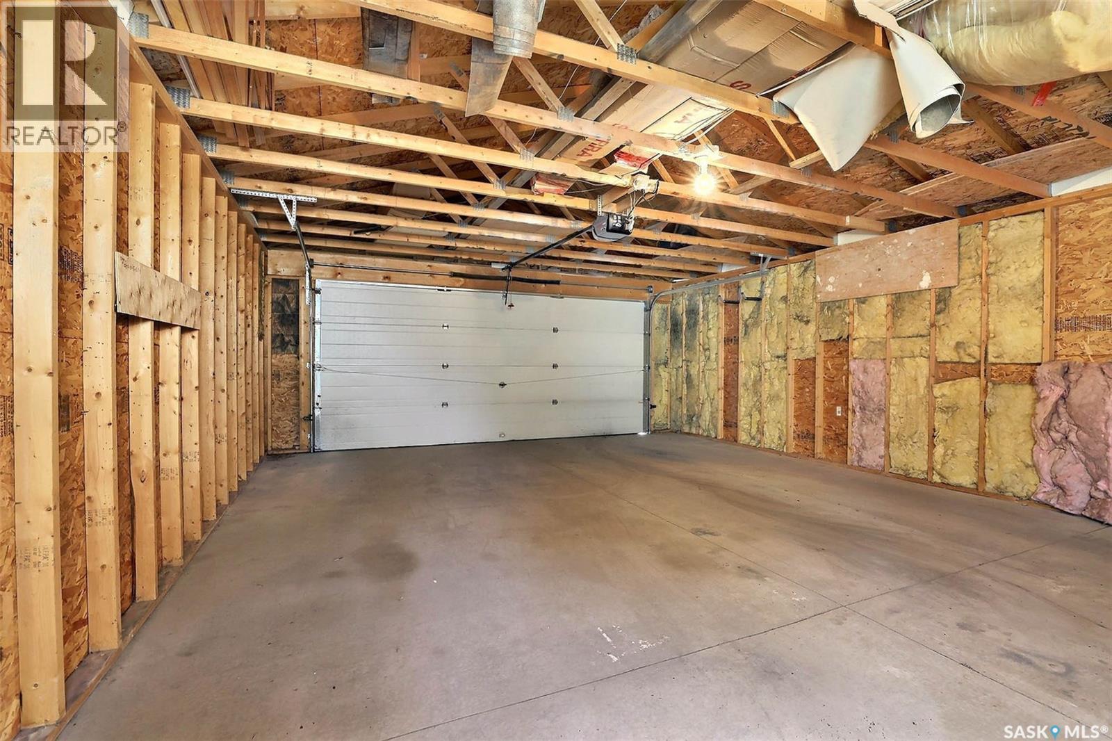 348 Robinson Street, Regina, SK - Indoor Photo Showing Garage