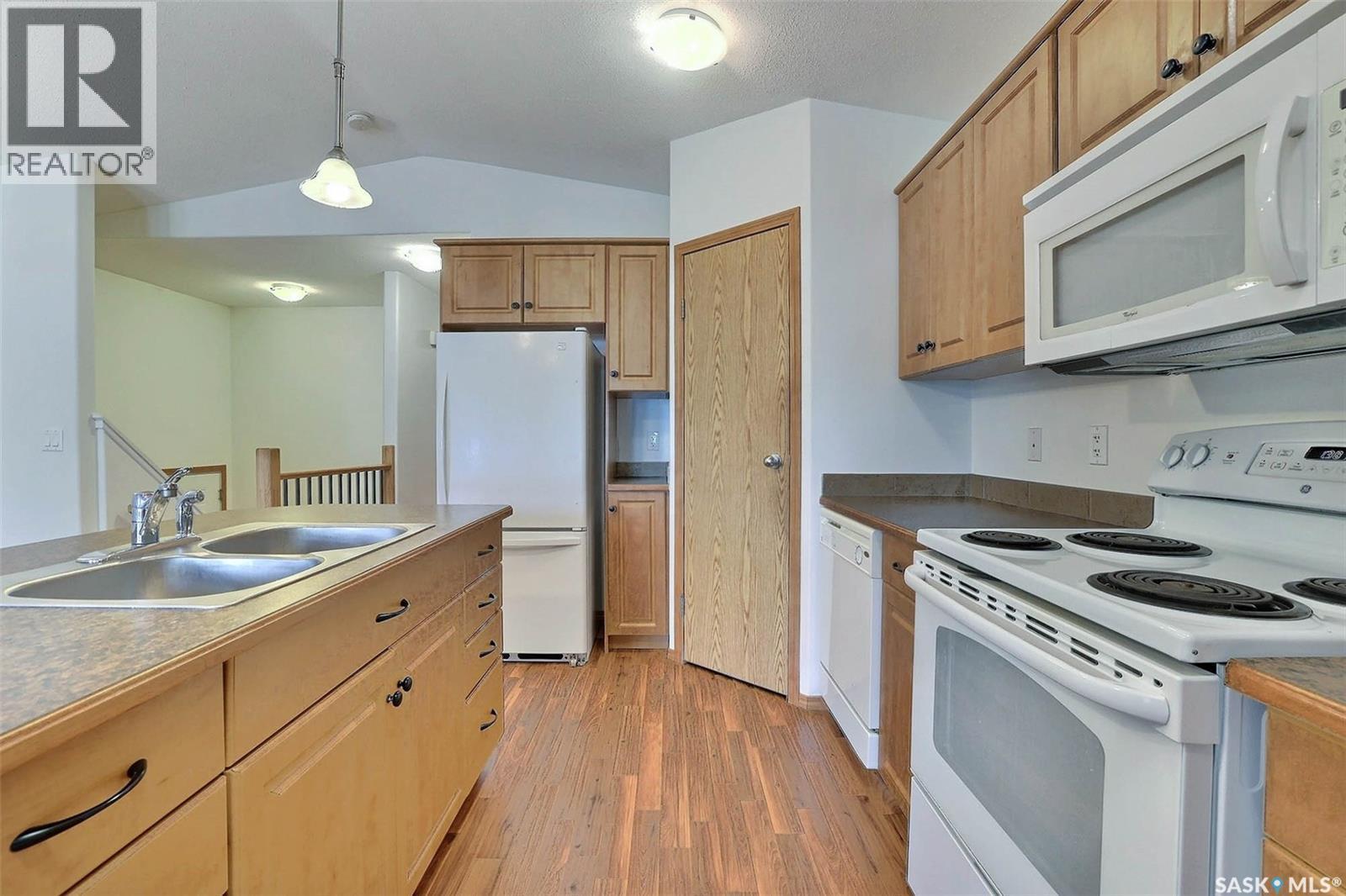 348 Robinson Street, Regina, SK - Indoor Photo Showing Kitchen With Double Sink