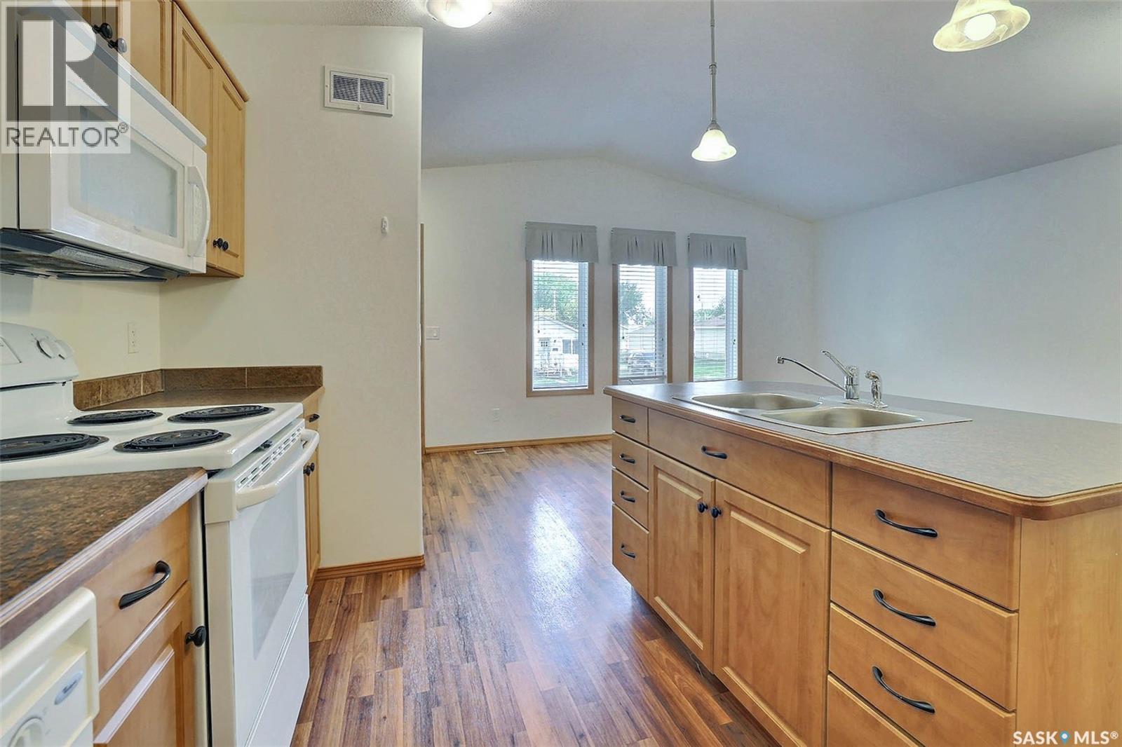 348 Robinson Street, Regina, SK - Indoor Photo Showing Kitchen With Double Sink