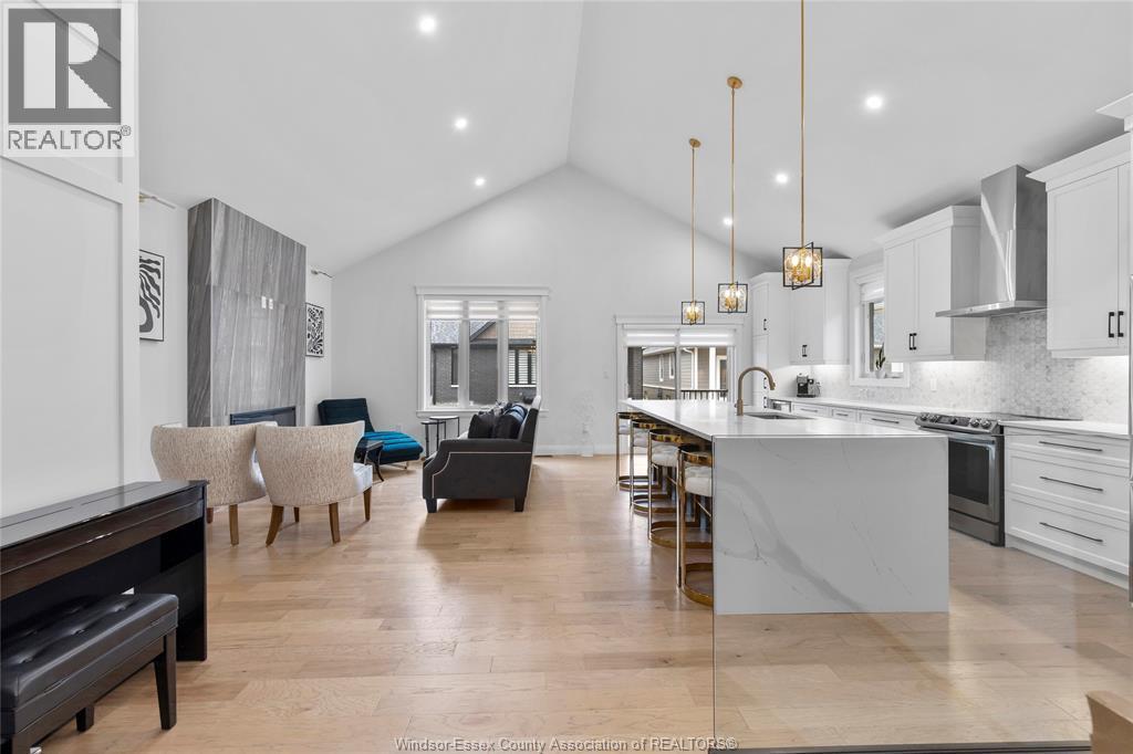 395 Caserta, Lakeshore, ON - Indoor Photo Showing Kitchen With Upgraded Kitchen