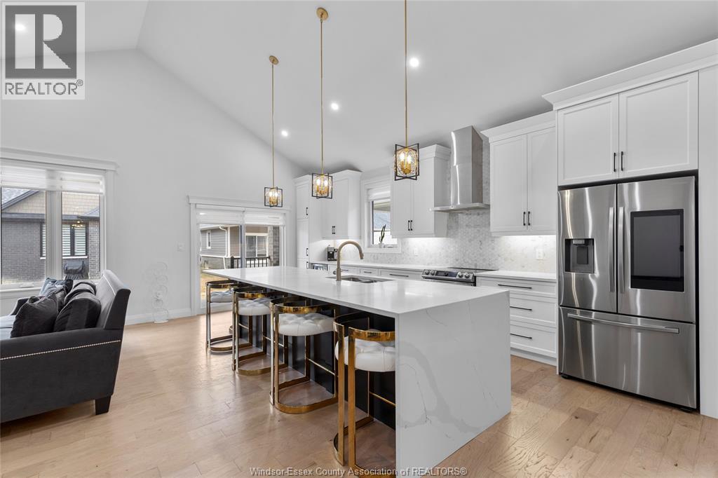 395 Caserta, Lakeshore, ON - Indoor Photo Showing Kitchen With Upgraded Kitchen