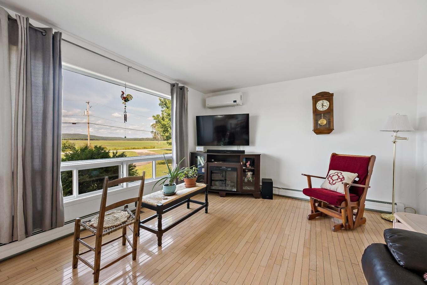 Living room - 372 Route De L'Ascension, Rivière-Rouge, QC - Indoor Photo Showing Living Room