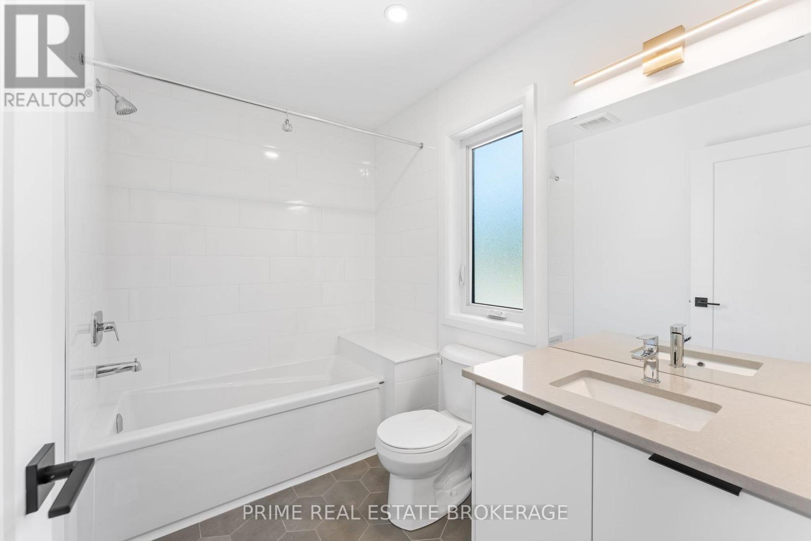 5 - 177 Chestnut Street, Lucan Biddulph (Lucan), ON - Indoor Photo Showing Bathroom