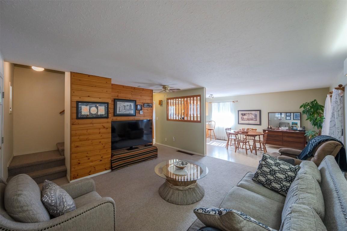 234 Twin Lakes Road, Kaleden, BC - Indoor Photo Showing Living Room