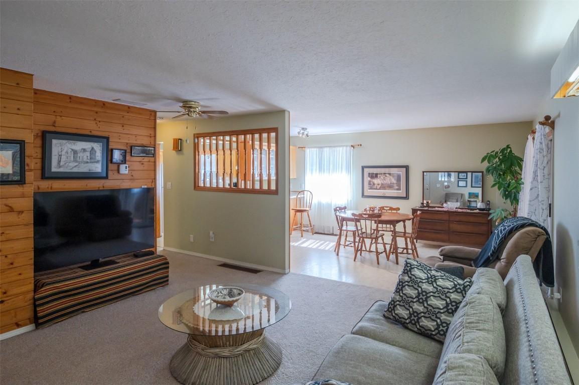 234 Twin Lakes Road, Kaleden, BC - Indoor Photo Showing Living Room