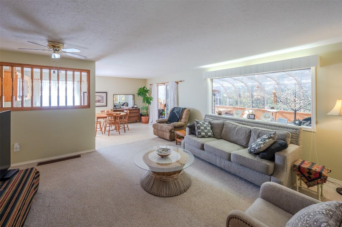 234 Twin Lakes Road, Kaleden, BC - Indoor Photo Showing Living Room